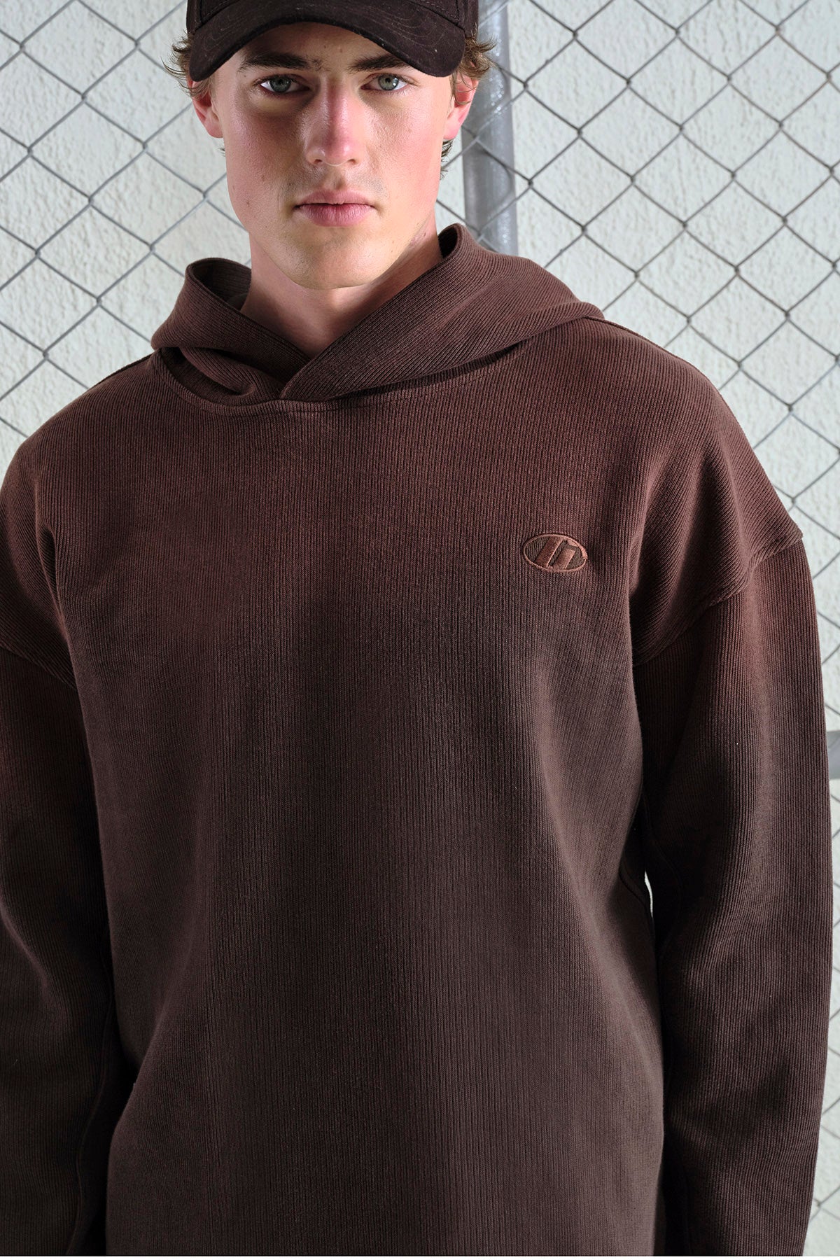 EFEKTLİ LOGO DETAYLI KAHVERENGİ SWEATSHIRT