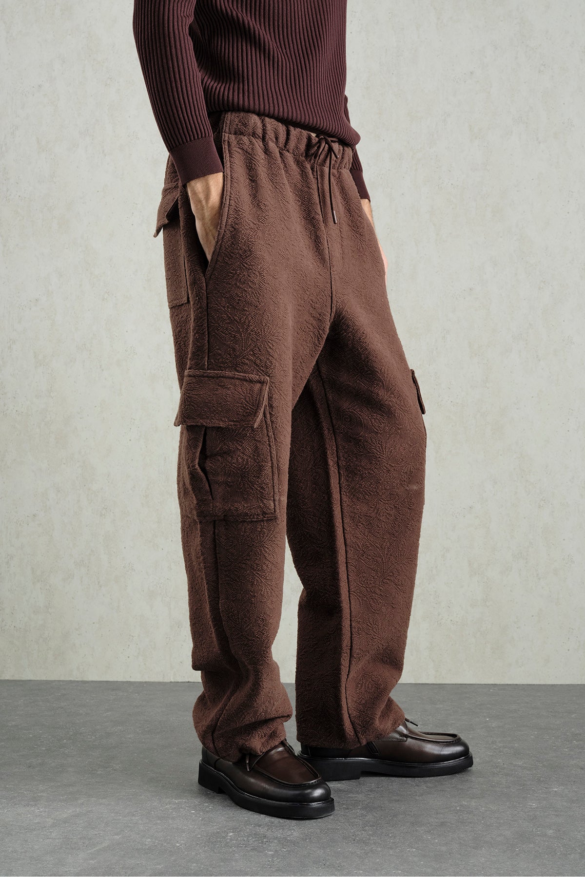 JACQUARD PATTERN CARGO BROWN TROUSERS