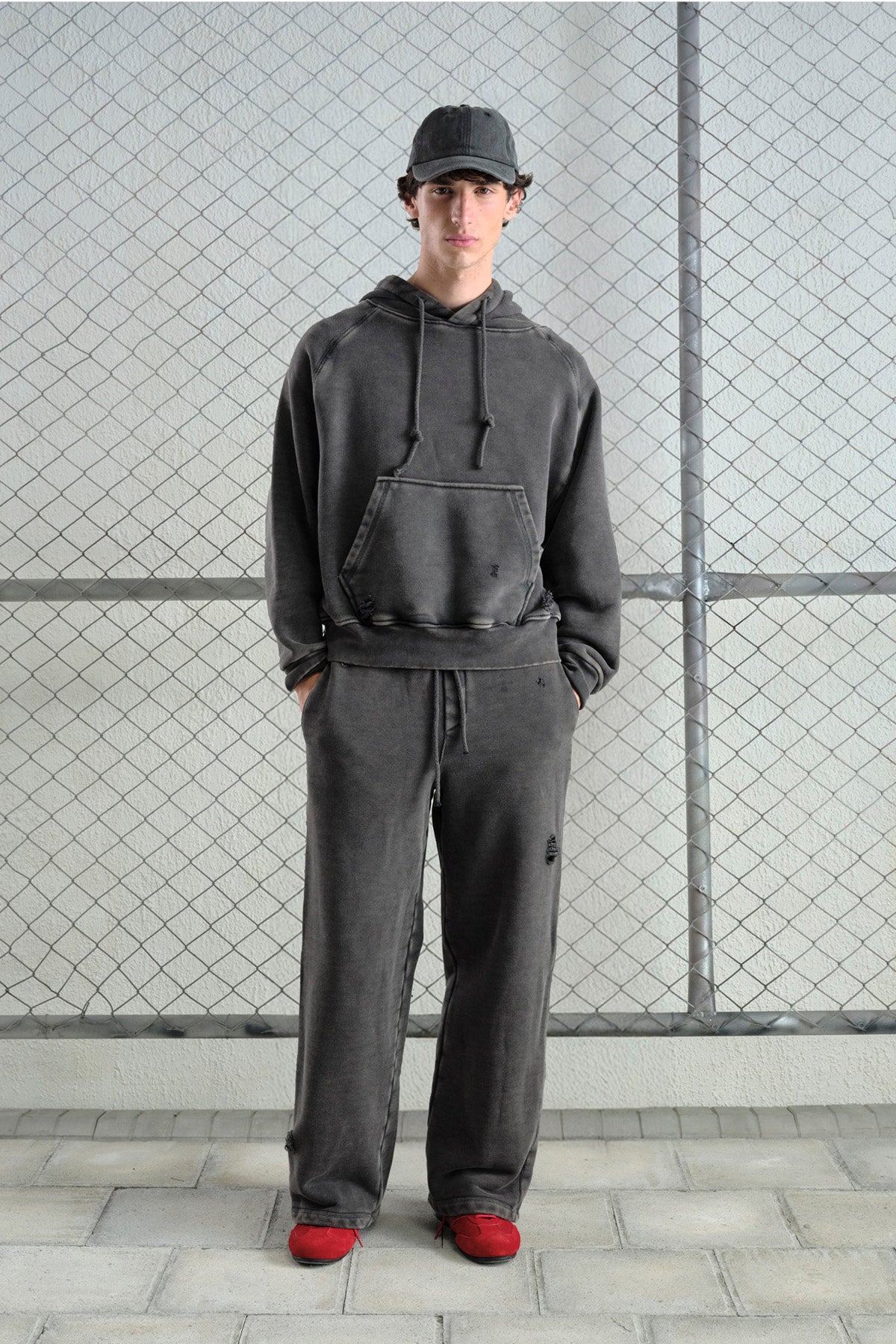 EFEKTLİ YIKAMALI SİYAH SWEATSHIRT