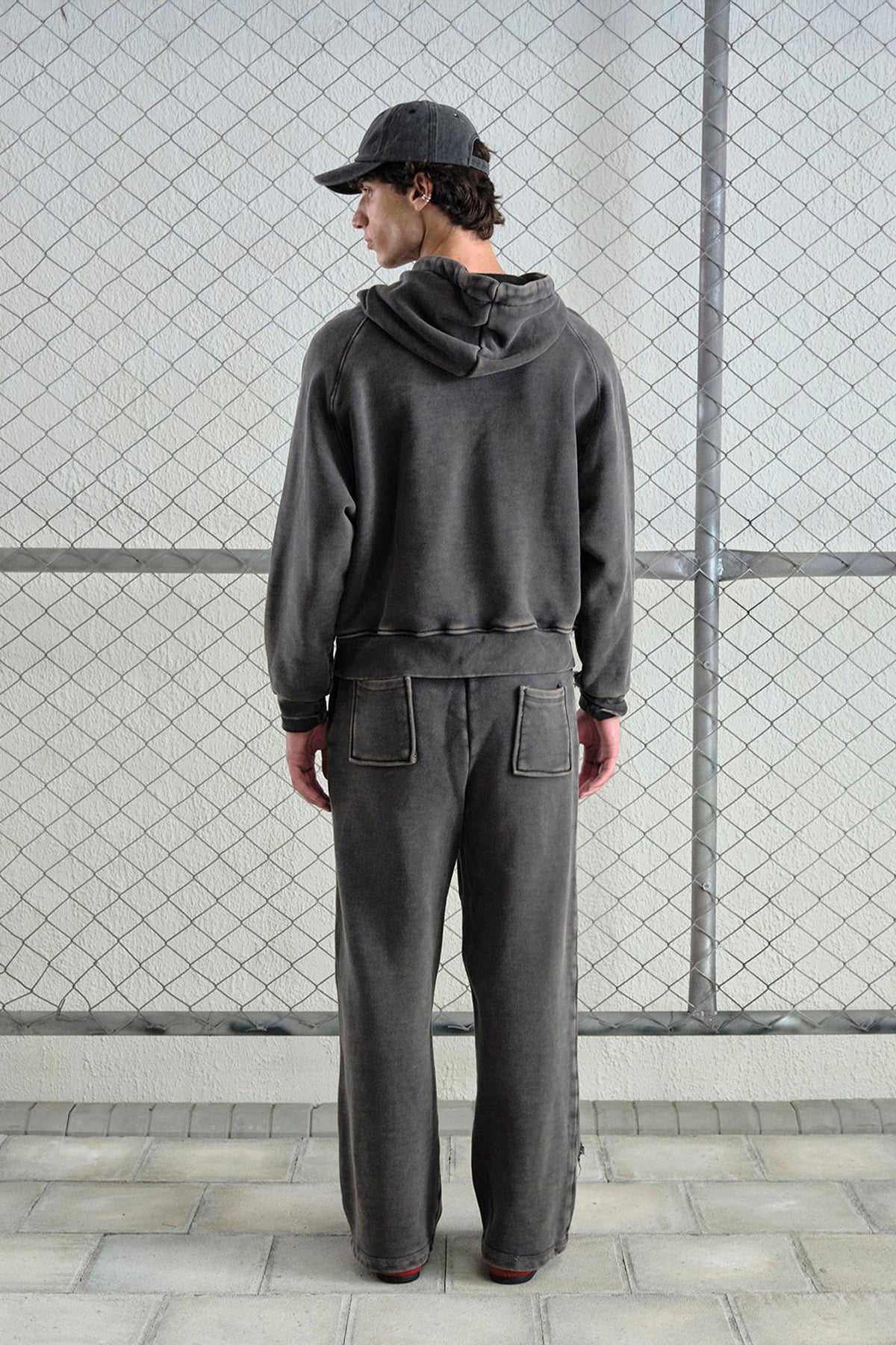 EFEKTLİ YIKAMALI SİYAH SWEATSHIRT