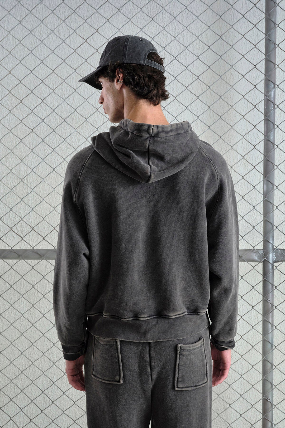 EFEKTLİ YIKAMALI SİYAH SWEATSHIRT
