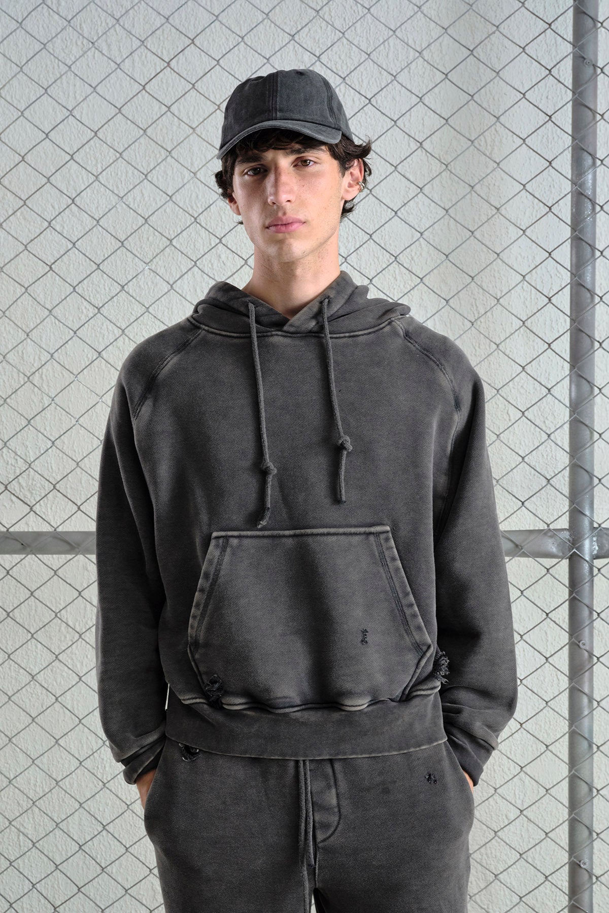 EFEKTLİ YIKAMALI SİYAH SWEATSHIRT