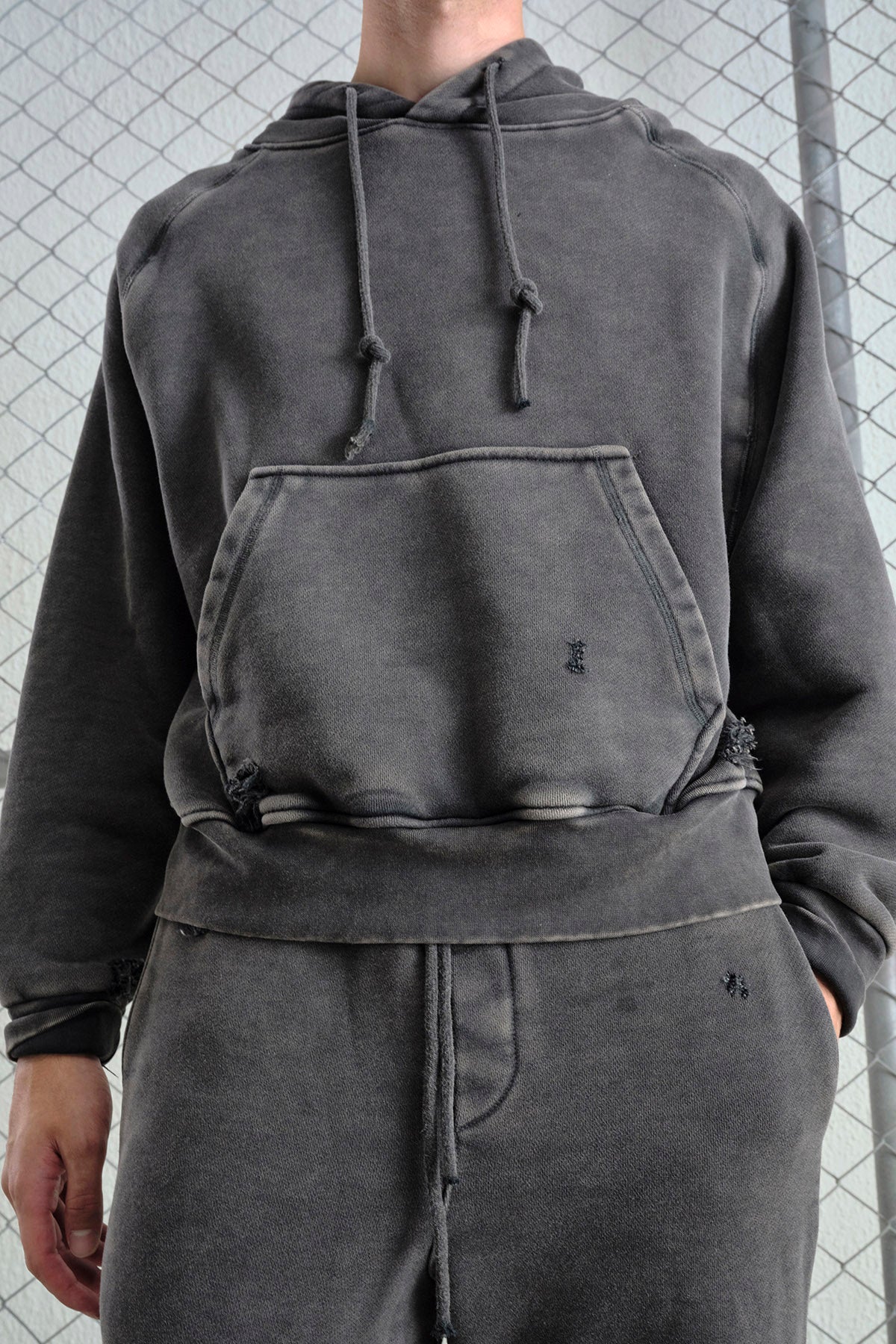EFEKTLİ YIKAMALI SİYAH SWEATSHIRT