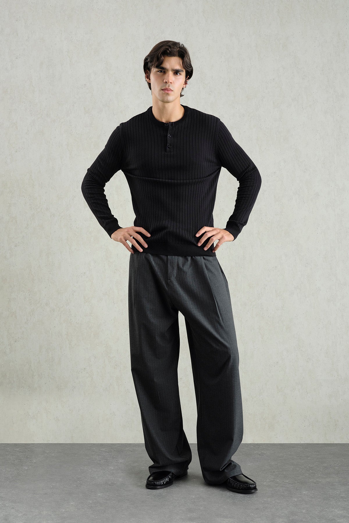 DAR KESİM DÜĞMELİ SİYAH TRİKO