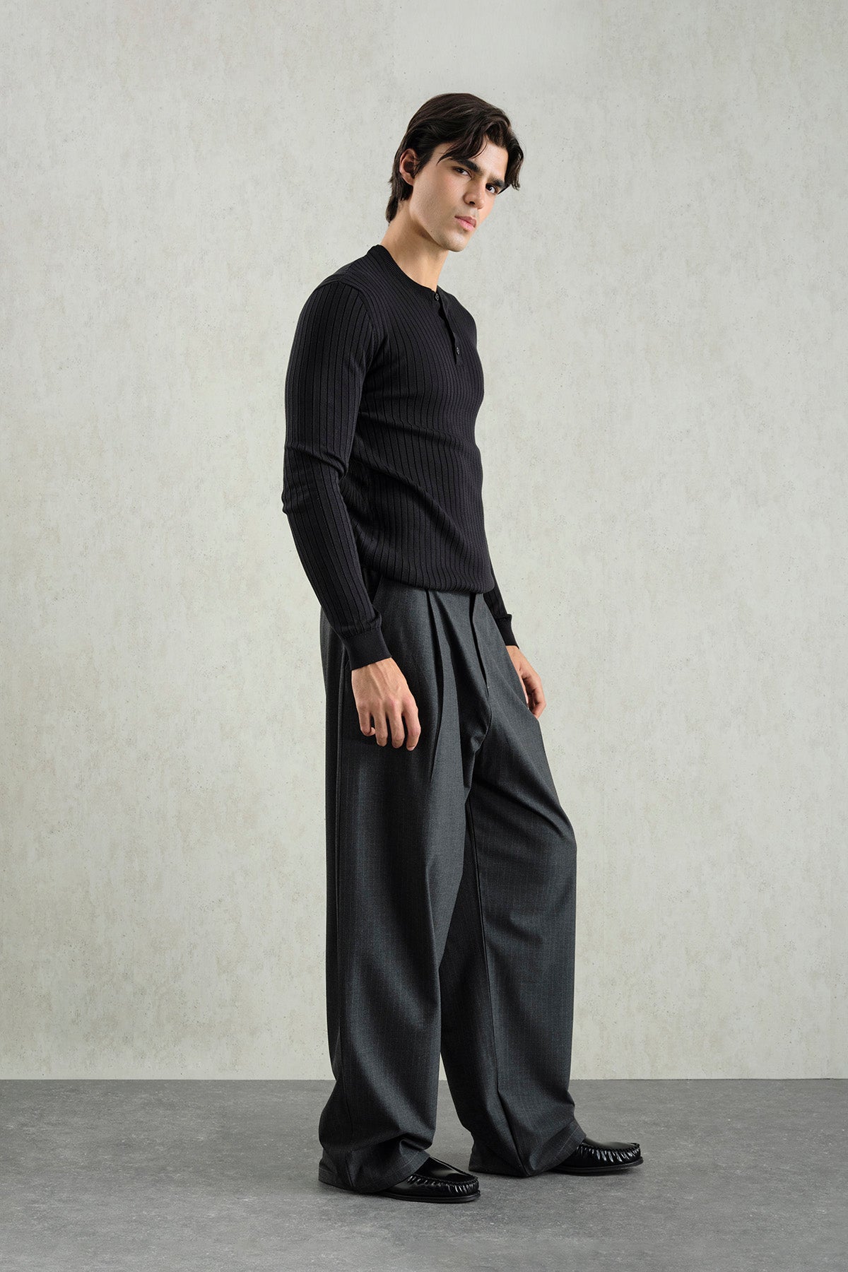 DAR KESİM DÜĞMELİ SİYAH TRİKO