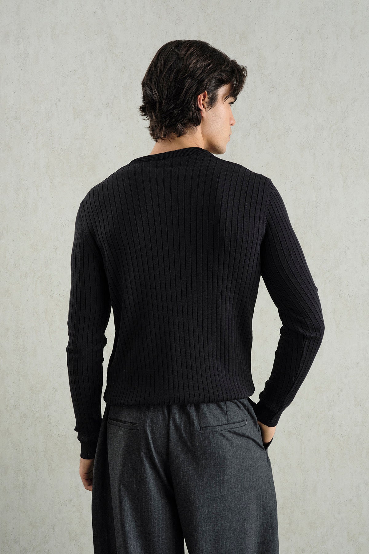 DAR KESİM DÜĞMELİ SİYAH TRİKO