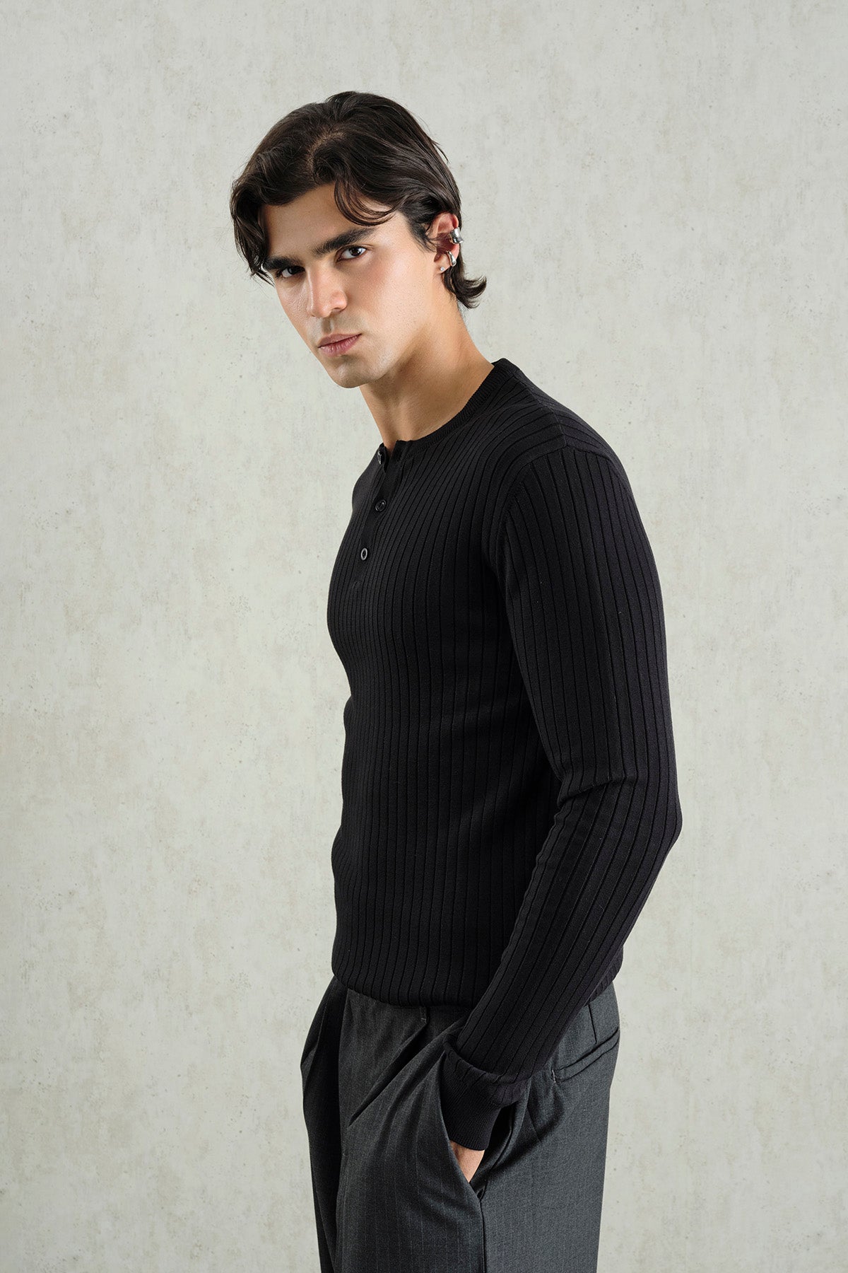 DAR KESİM DÜĞMELİ SİYAH TRİKO