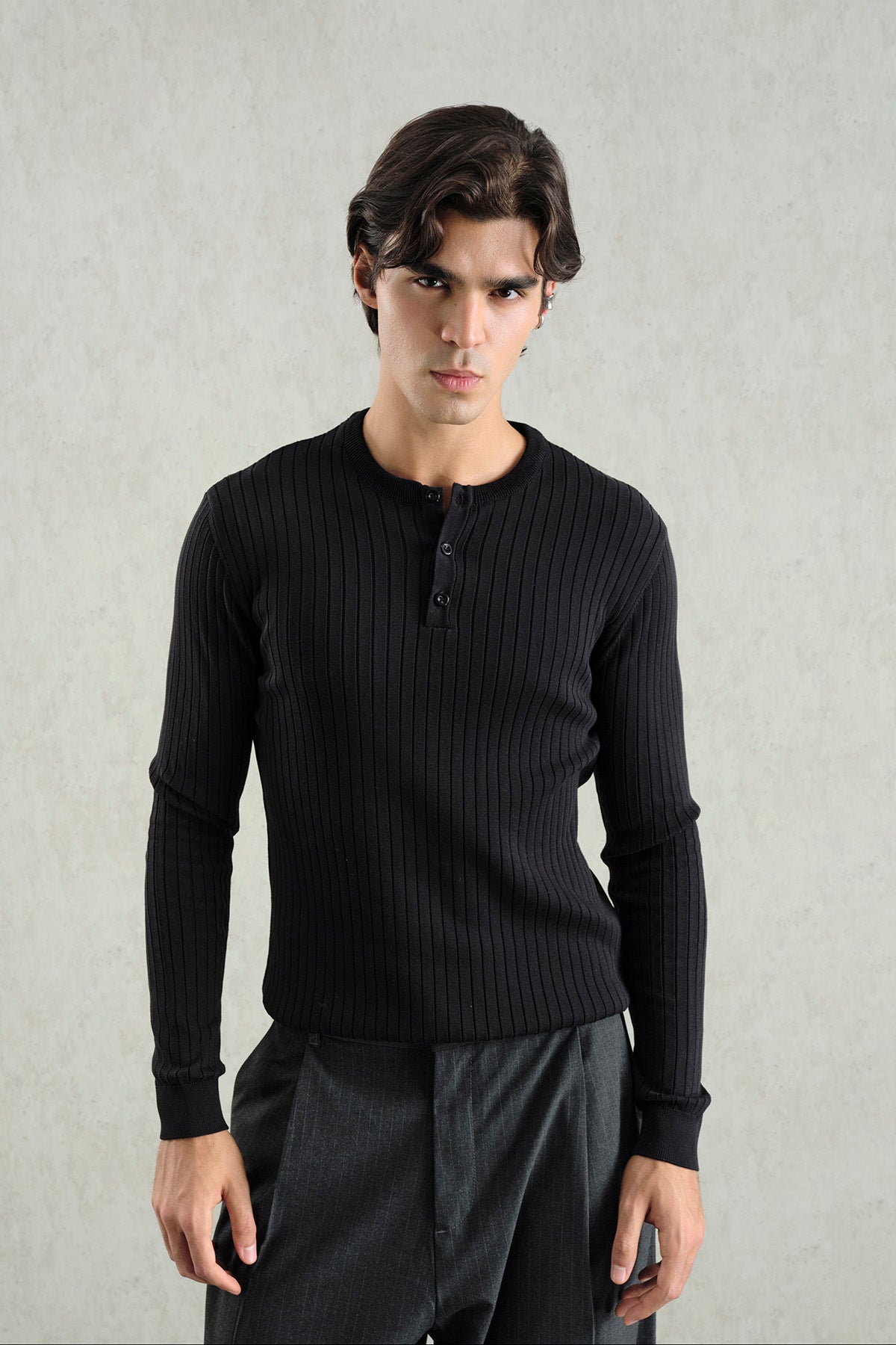 DAR KESİM DÜĞMELİ SİYAH TRİKO