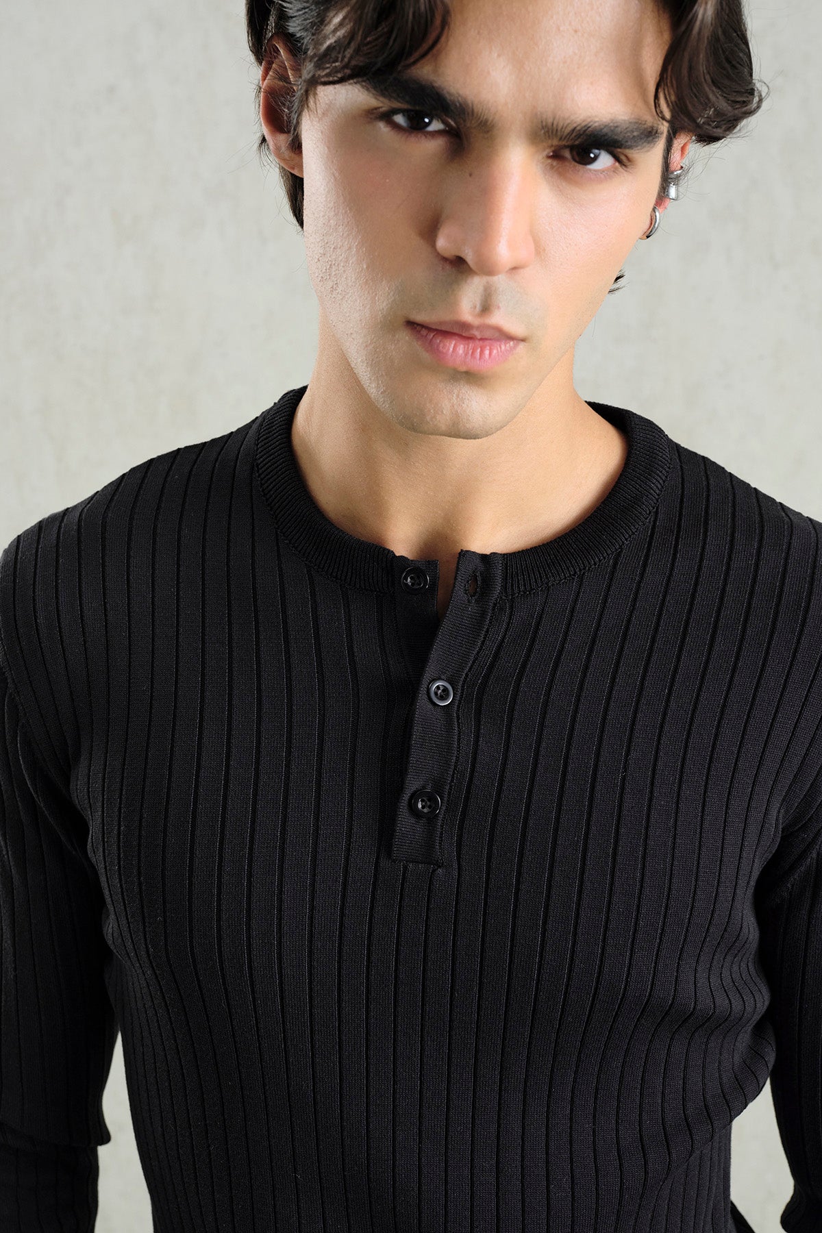 DAR KESİM DÜĞMELİ SİYAH TRİKO