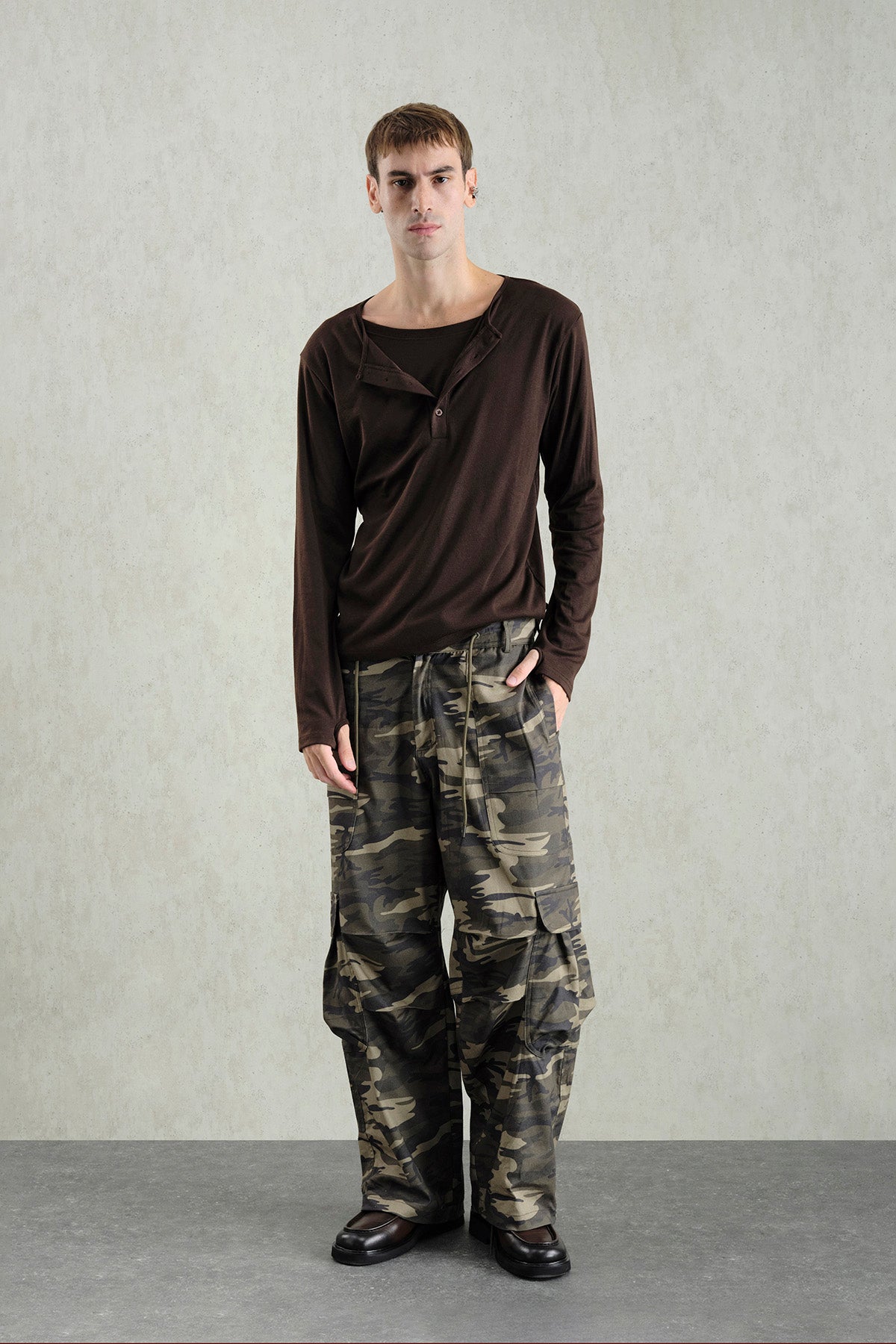 İÇİ ATLETLİ UZUN KOL KAHVERENGİ T-SHIRT