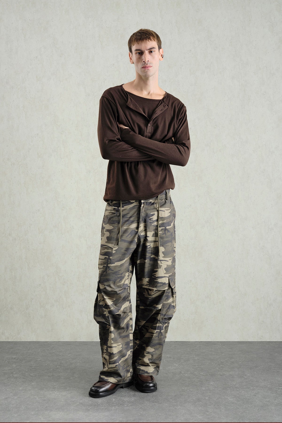 İÇİ ATLETLİ UZUN KOL KAHVERENGİ T-SHIRT