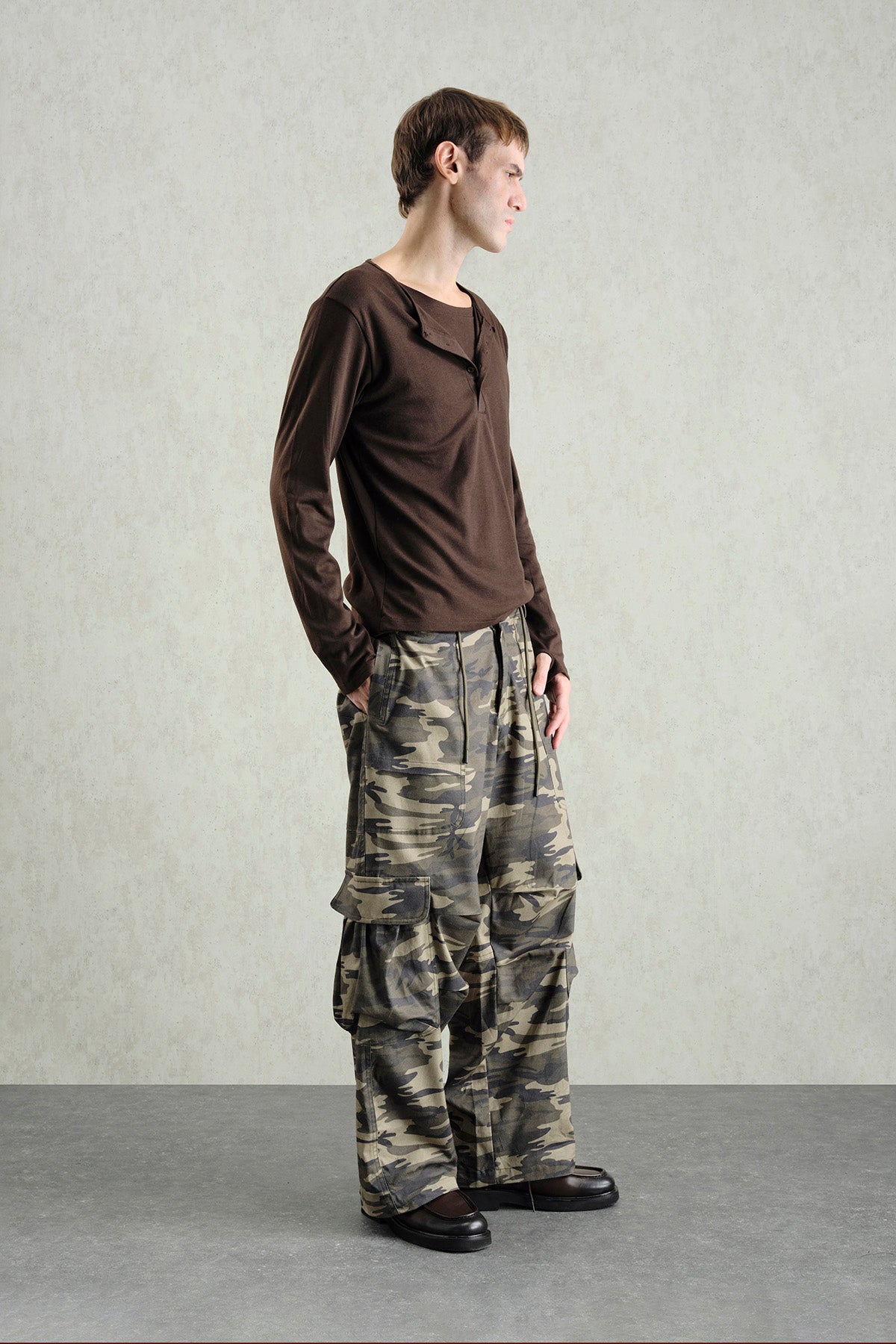 İÇİ ATLETLİ UZUN KOL KAHVERENGİ T-SHIRT