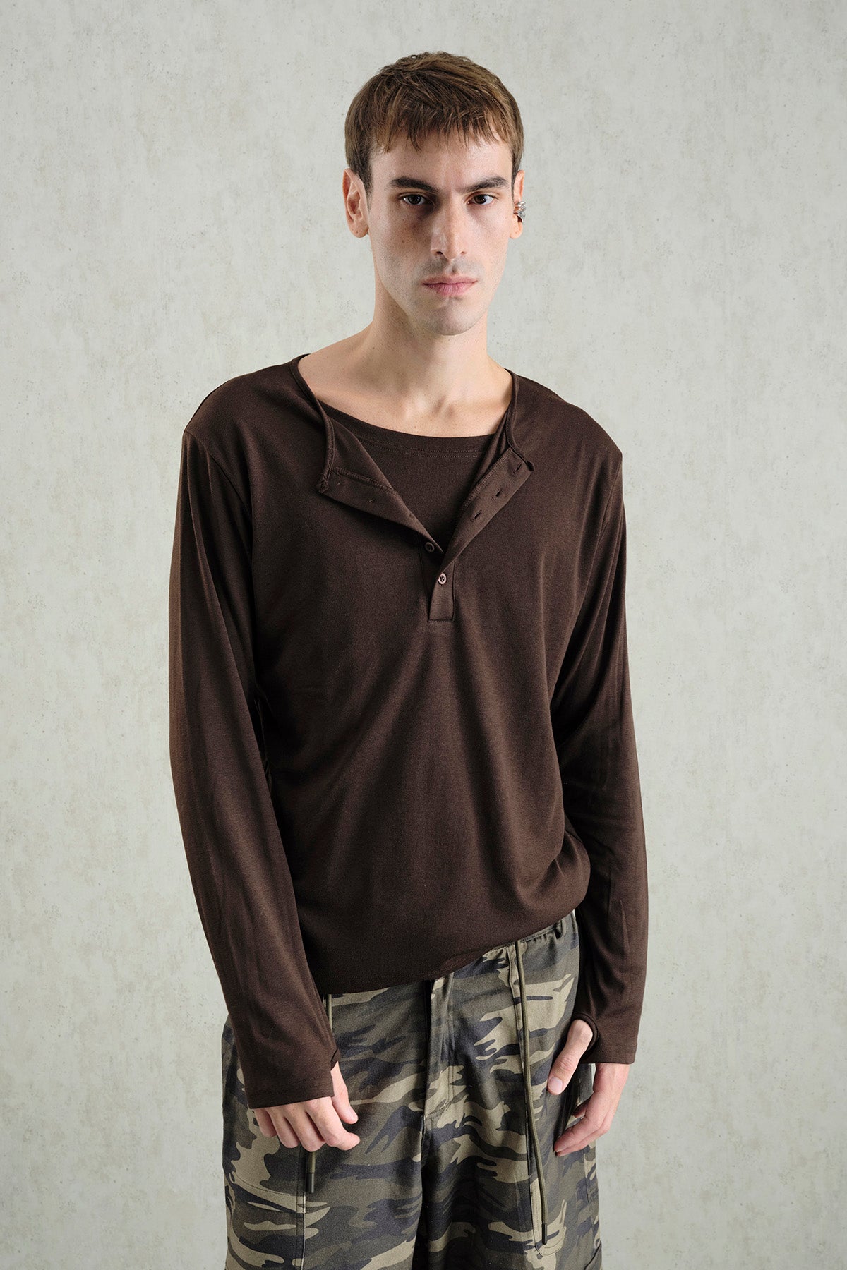 İÇİ ATLETLİ UZUN KOL KAHVERENGİ T-SHIRT