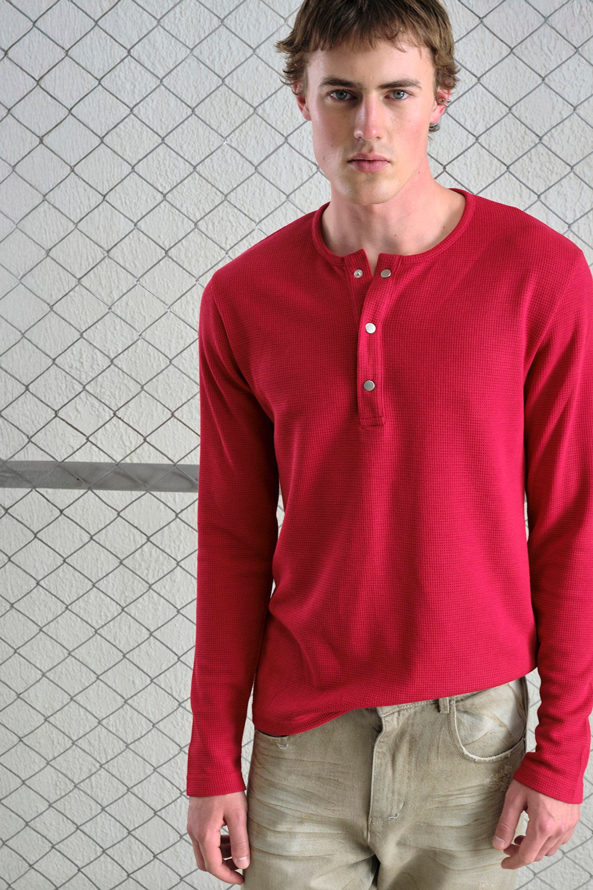 BURGUNDY LONG-SLEEVED T-SHIRT WITH METAL SNAPS