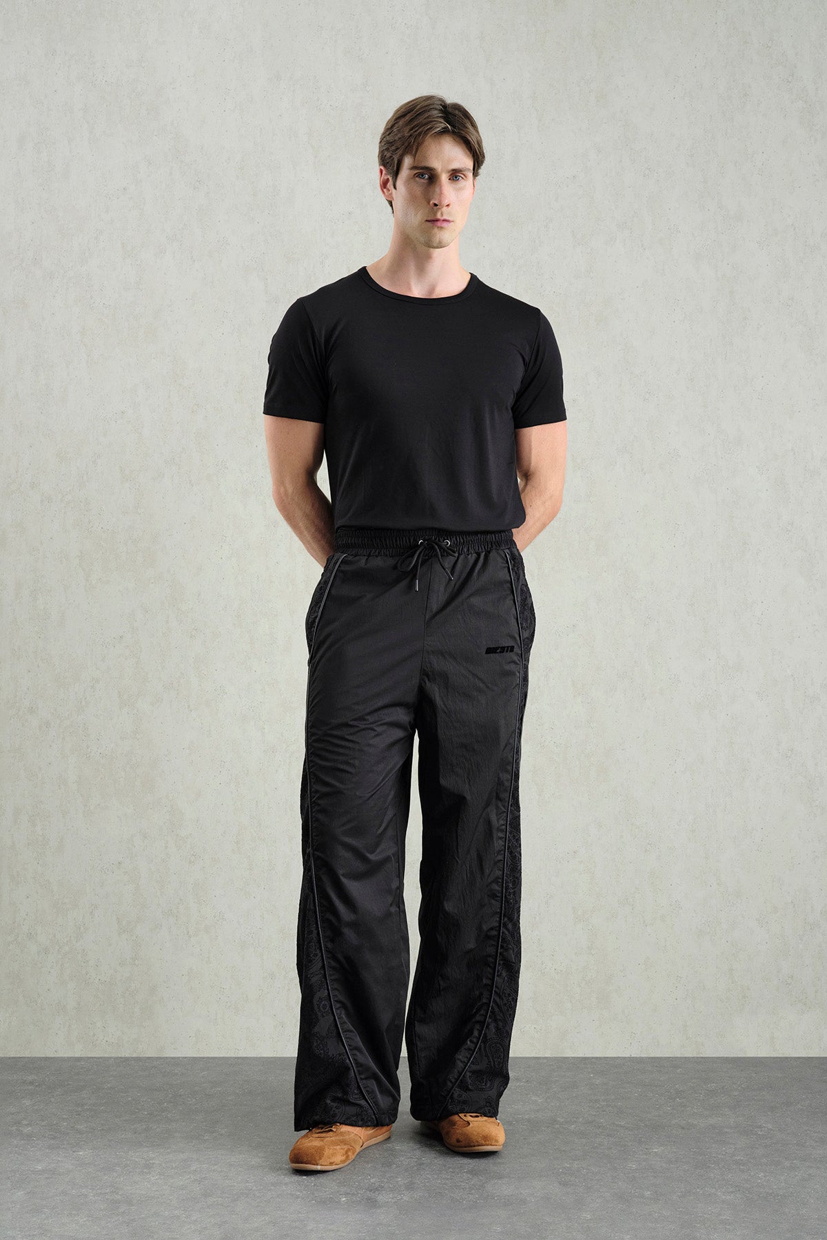 FLOK DESENLİ JOGGER SİYAH PANTOLON