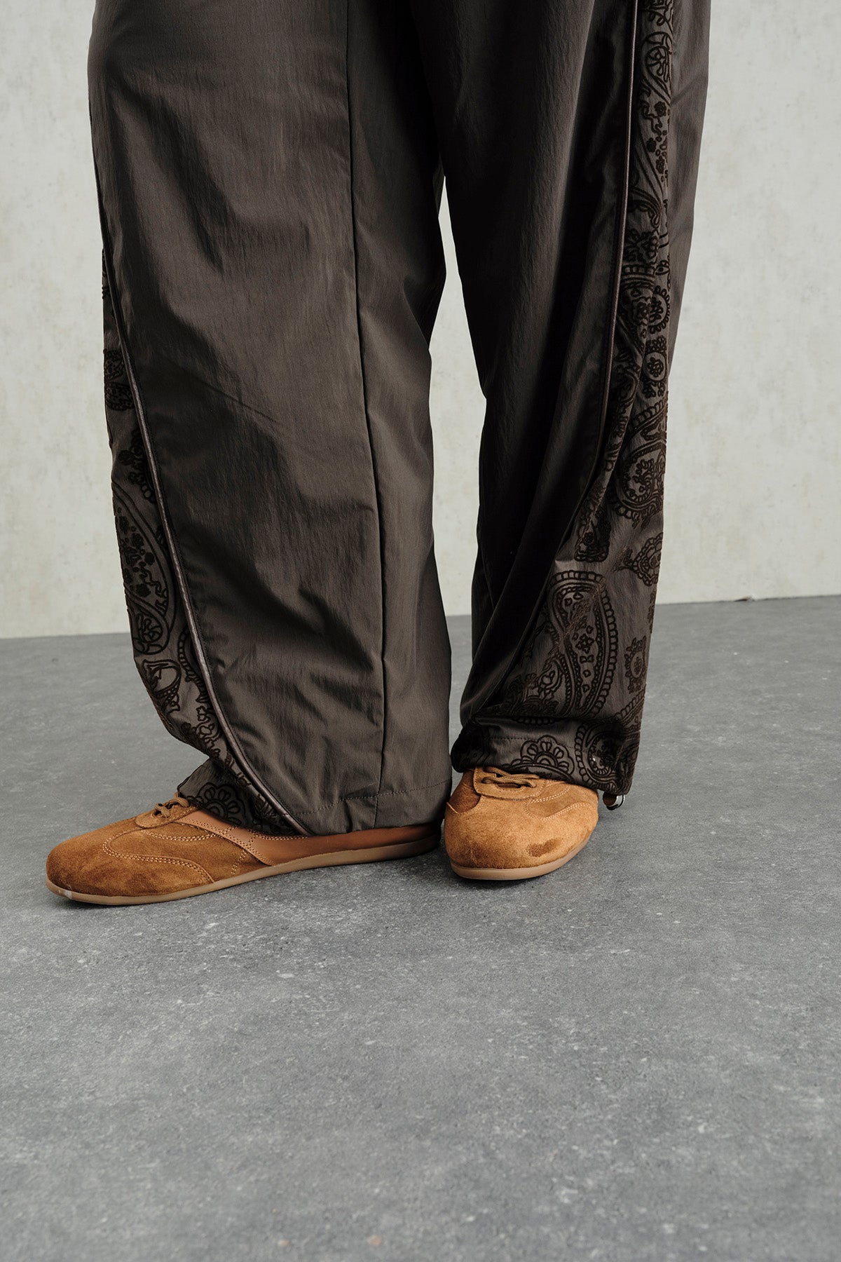 FLOK DESENLİ JOGGER KAHVERENGİ PANTOLON