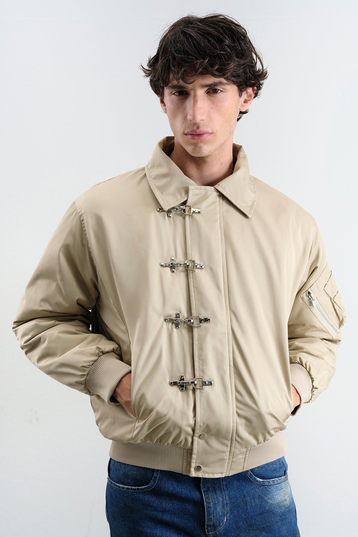 METAL AKSESUARLI BEJ BOMBER CEKET