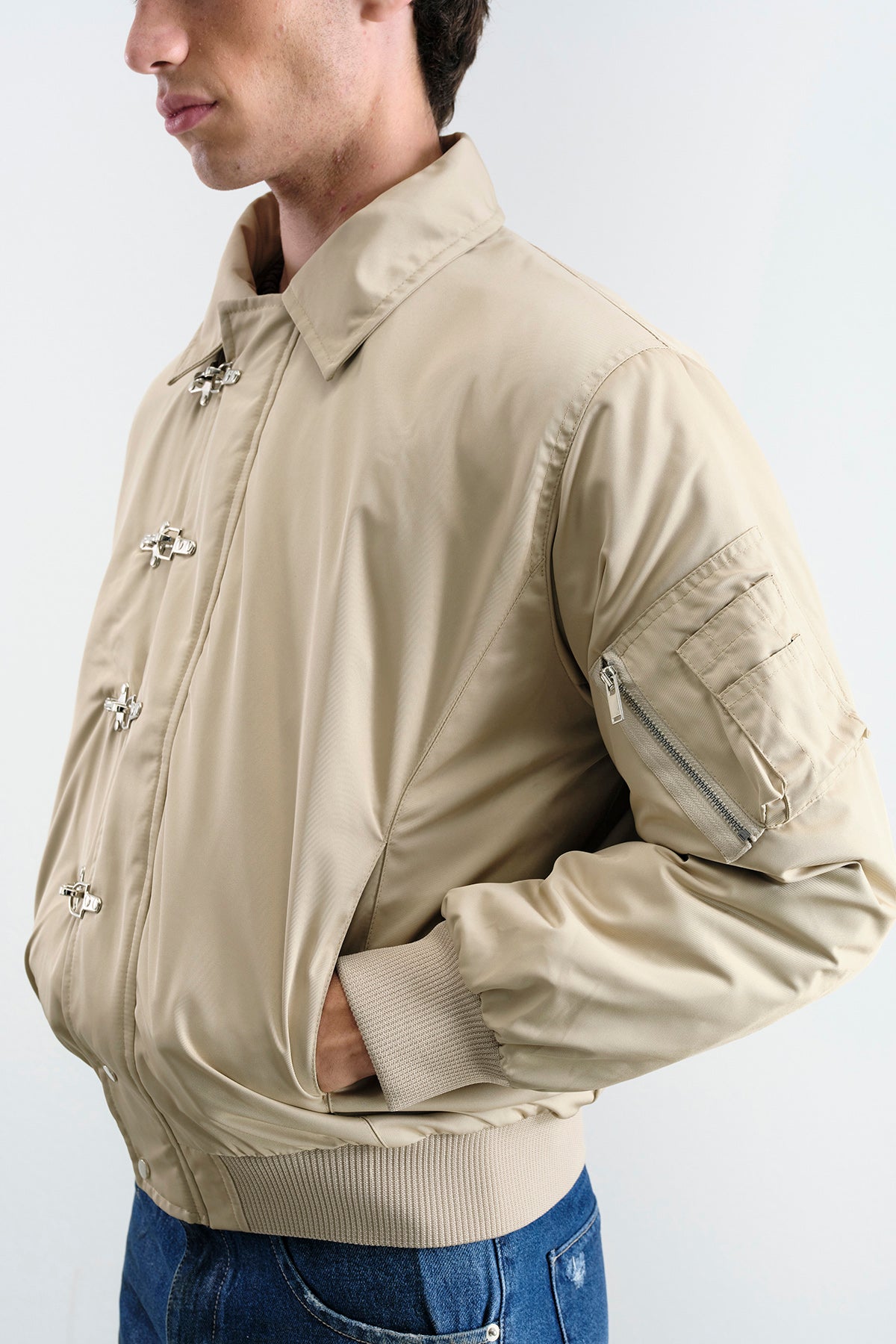 METAL AKSESUARLI BEJ BOMBER CEKET