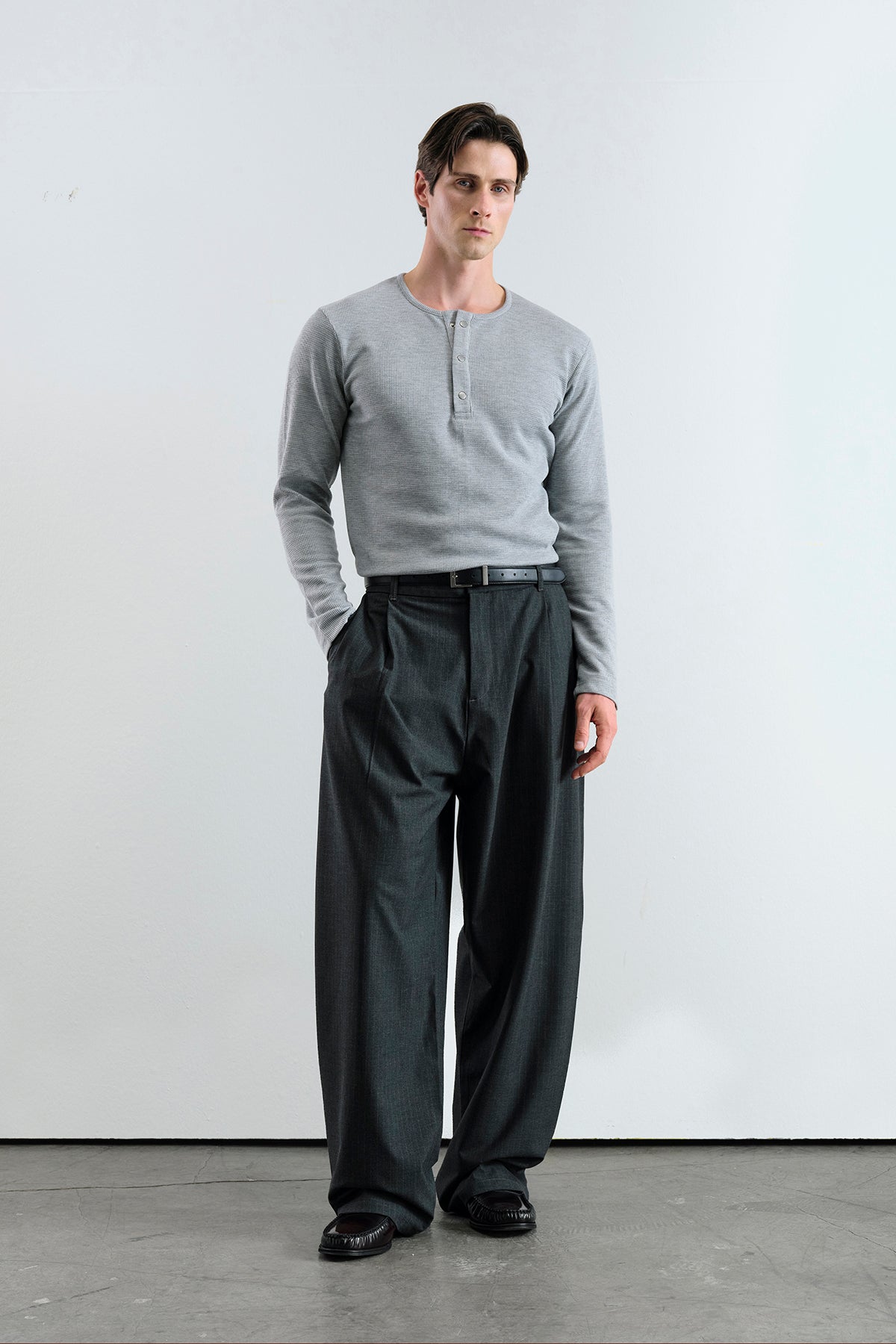 ÇİZGİLİ KLASİK PİLİLİ SİYAH PANTOLON