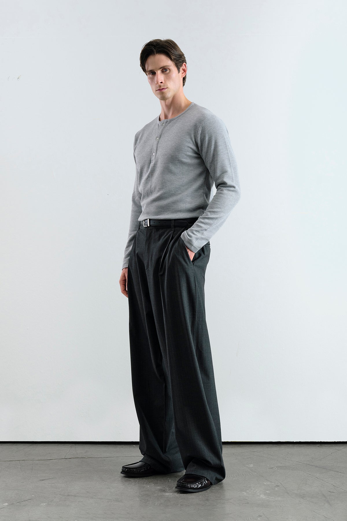 ÇİZGİLİ KLASİK PİLİLİ SİYAH PANTOLON