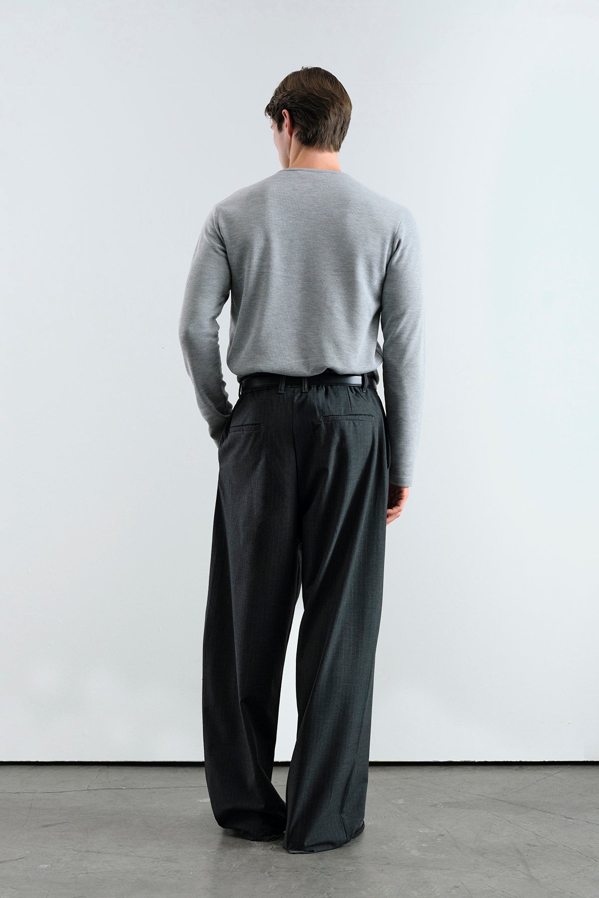 ÇİZGİLİ KLASİK PİLİLİ SİYAH PANTOLON