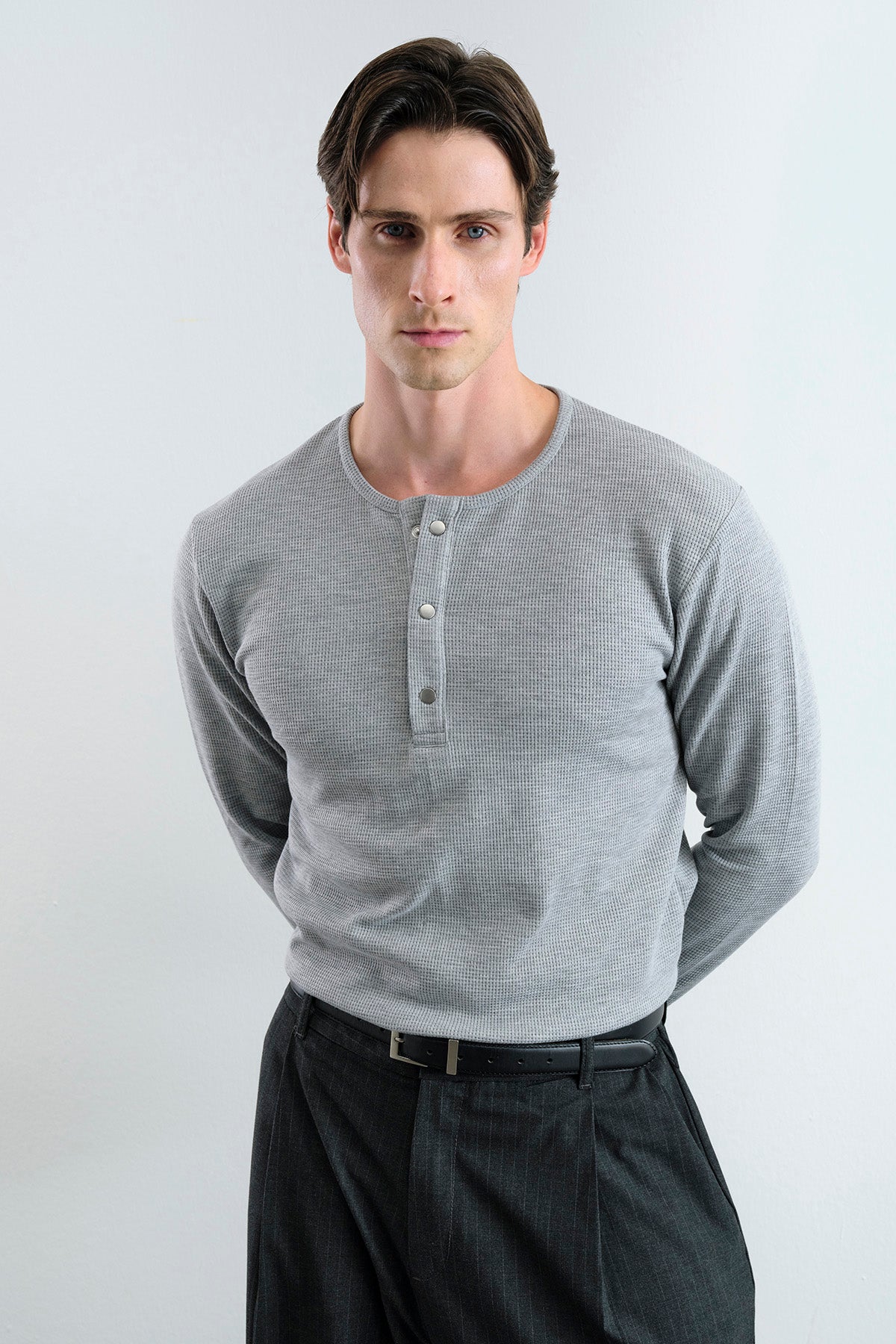 METAL ÇITÇITLI UZUN KOLLU GRİ T-SHIRT