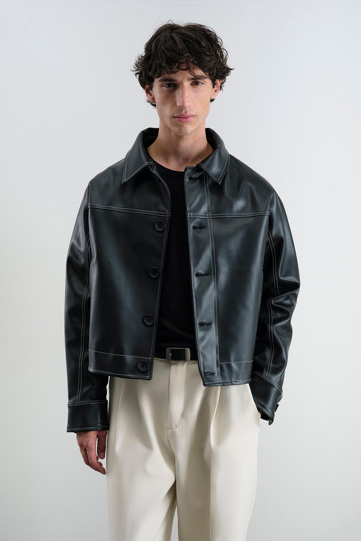 KONTRAST DİKİŞ DETAYLI SİYAH DERİ CEKET