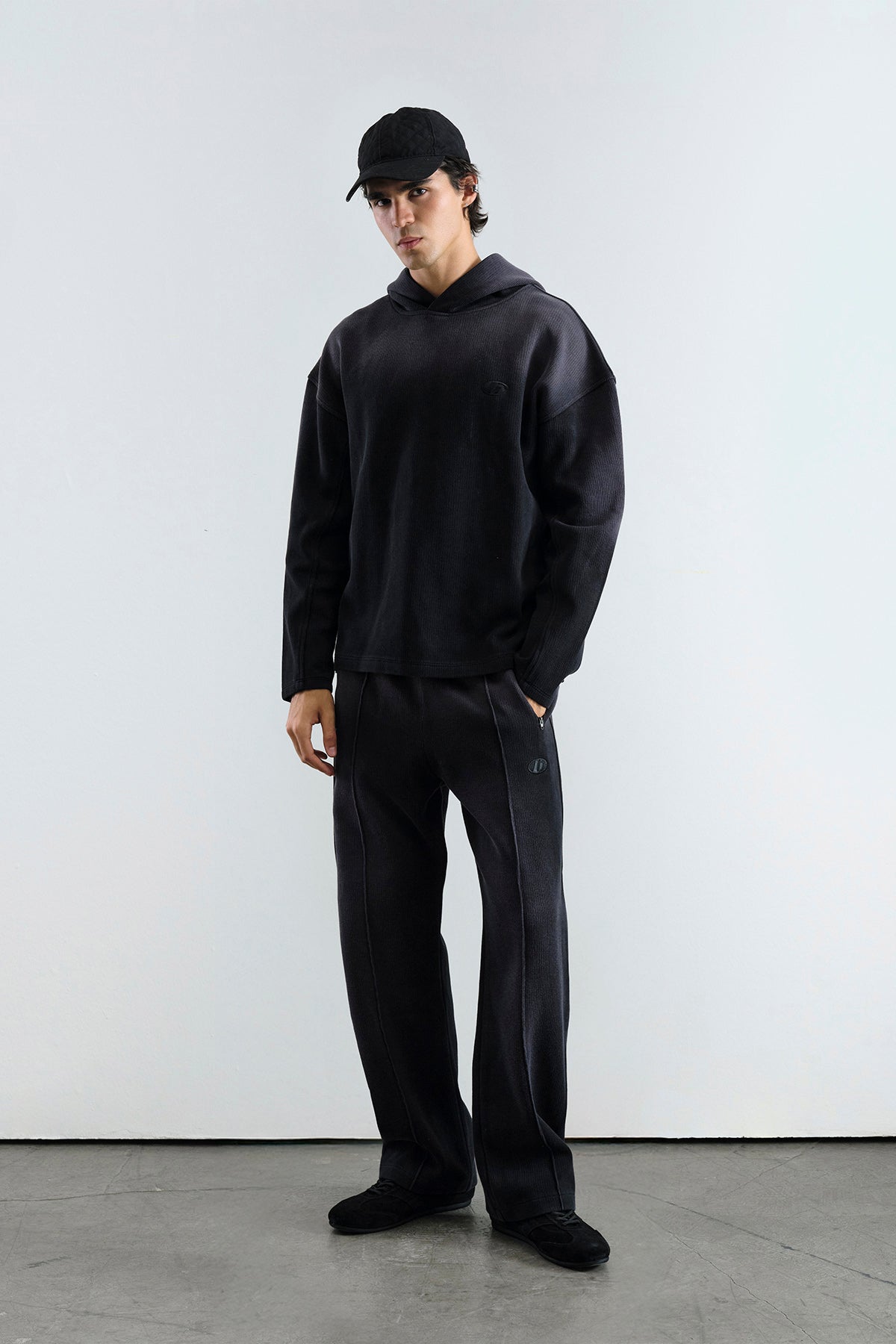 EFEKTLİ LOGO DETAYLI SİYAH SWEATSHIRT