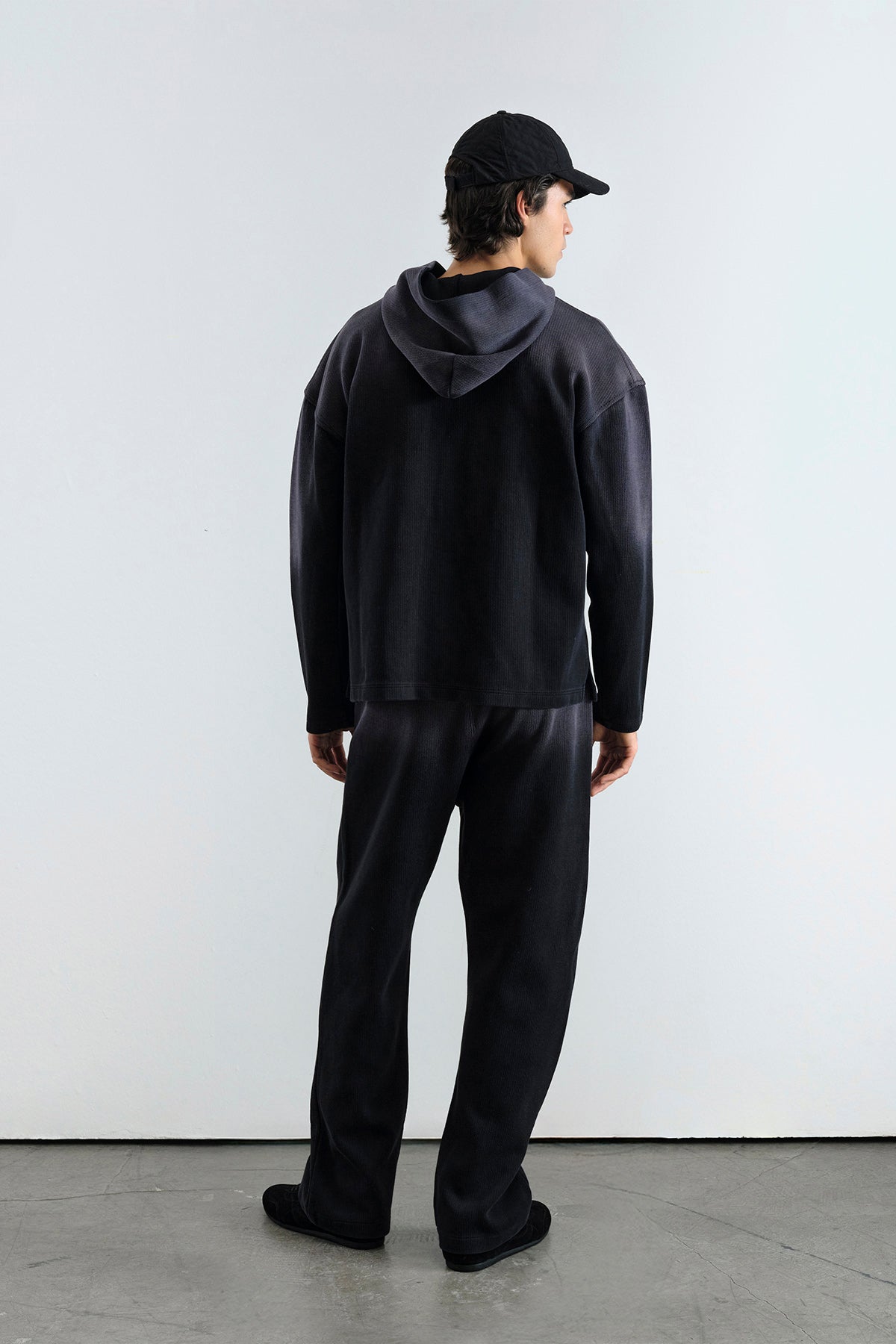 EFEKTLİ LOGO DETAYLI SİYAH SWEATSHIRT