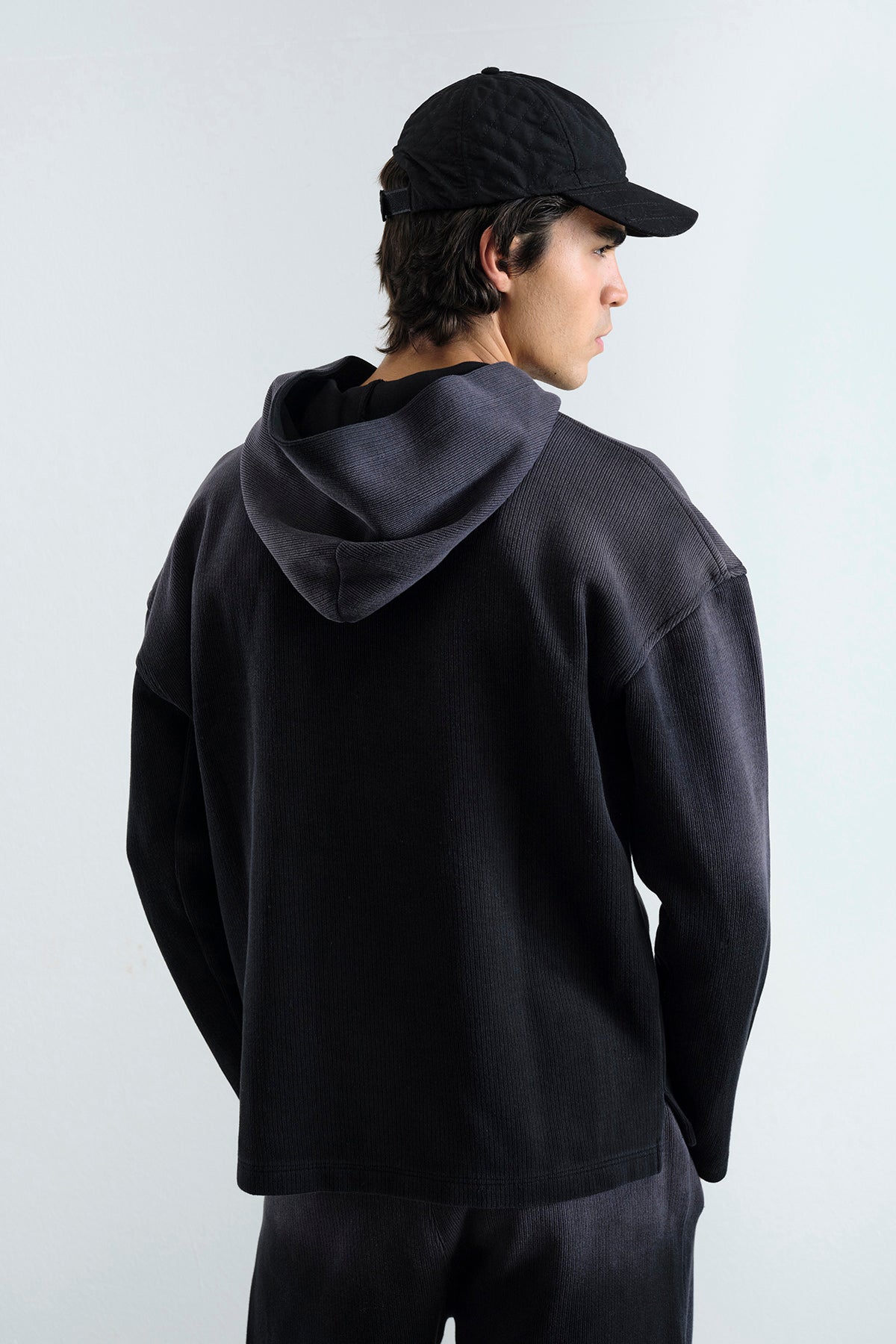 EFEKTLİ LOGO DETAYLI SİYAH SWEATSHIRT