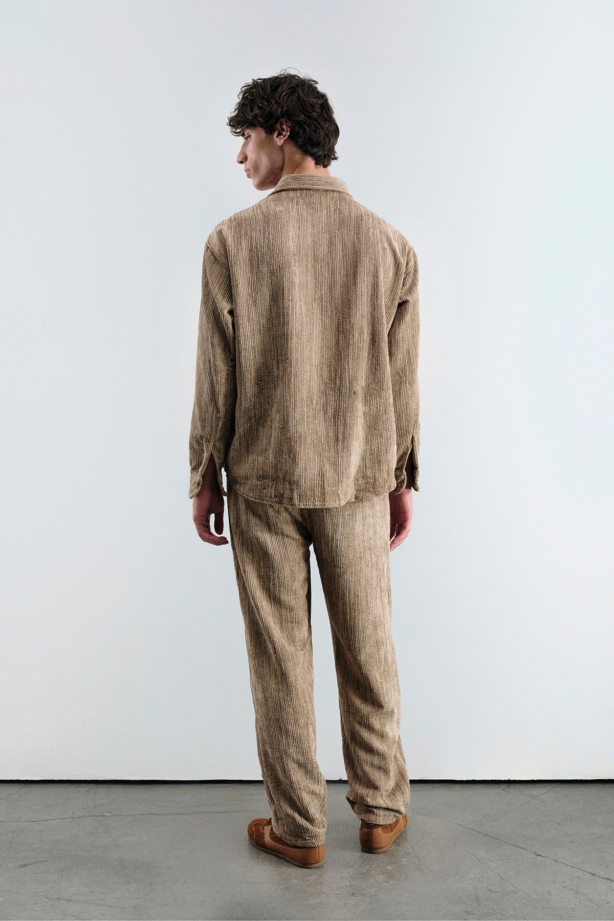 OVERSIZE EFEKTLİ KADİFE KAHVERENGİ GÖMLEK