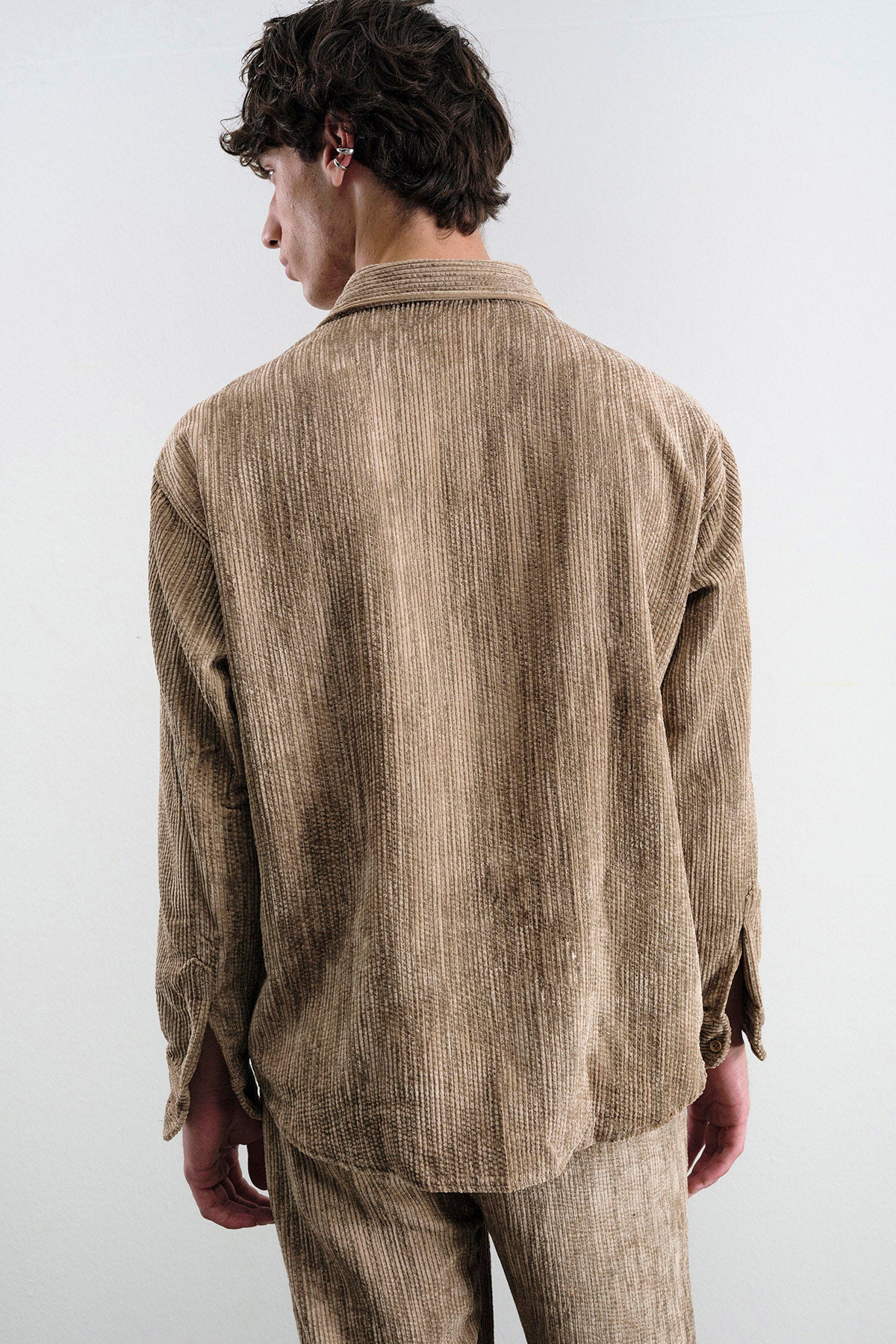 OVERSIZE EFEKTLİ KADİFE KAHVERENGİ GÖMLEK