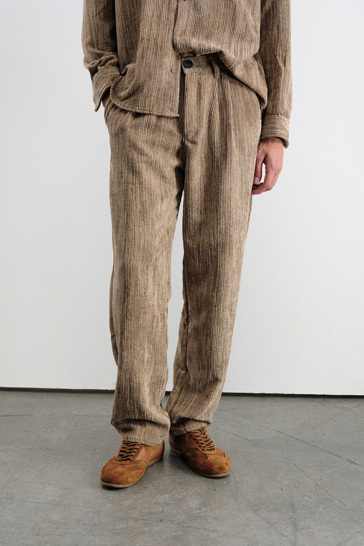 VELVET EFFECT PLEATED BROWN TROUSERS