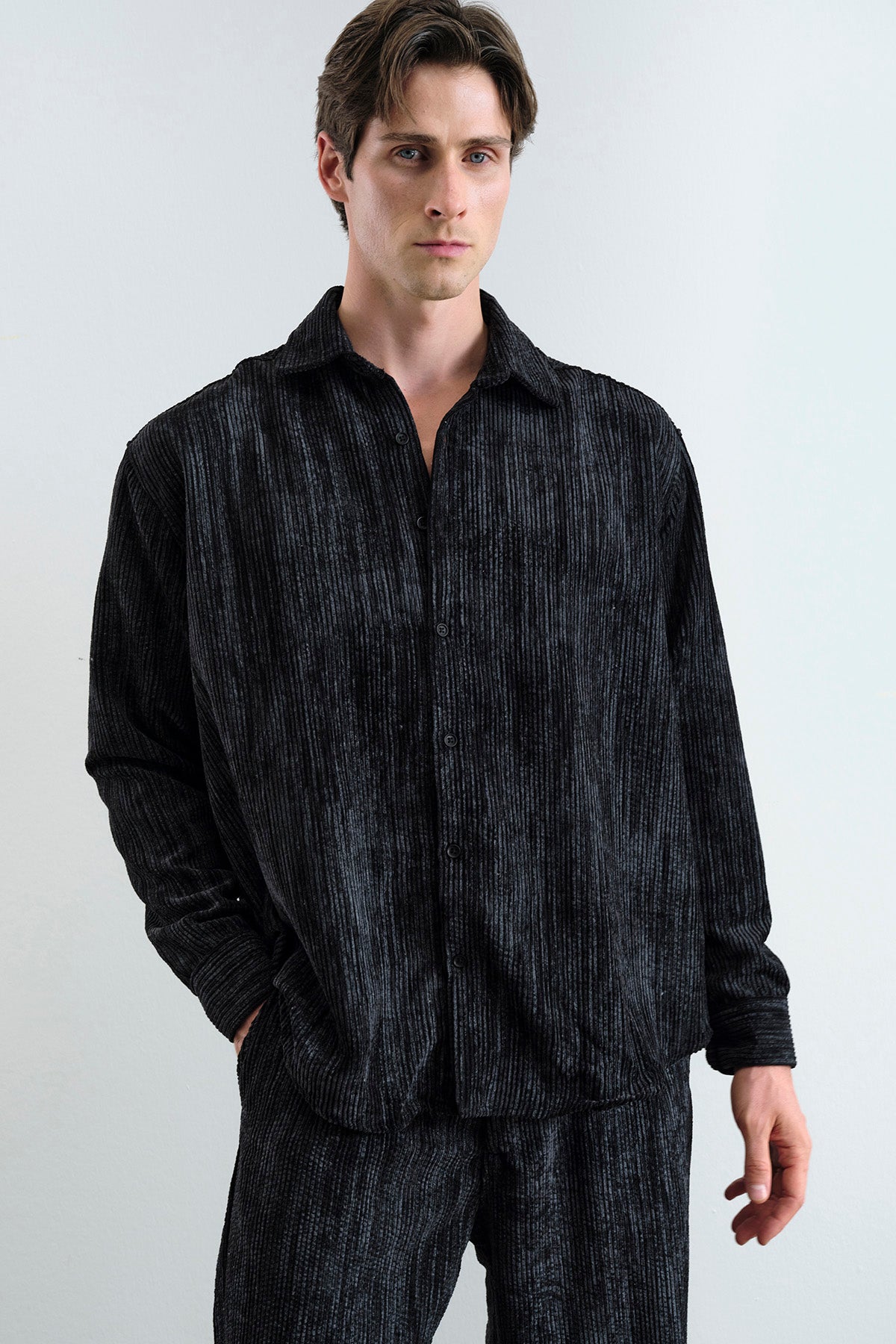 OVERSIZE EFEKTLİ KADİFE SİYAH GÖMLEK