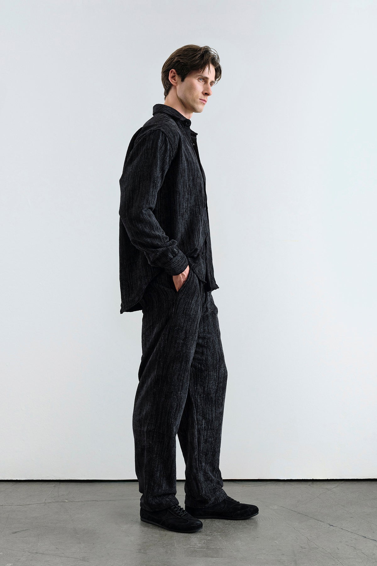 OVERSIZE EFEKTLİ KADİFE SİYAH GÖMLEK
