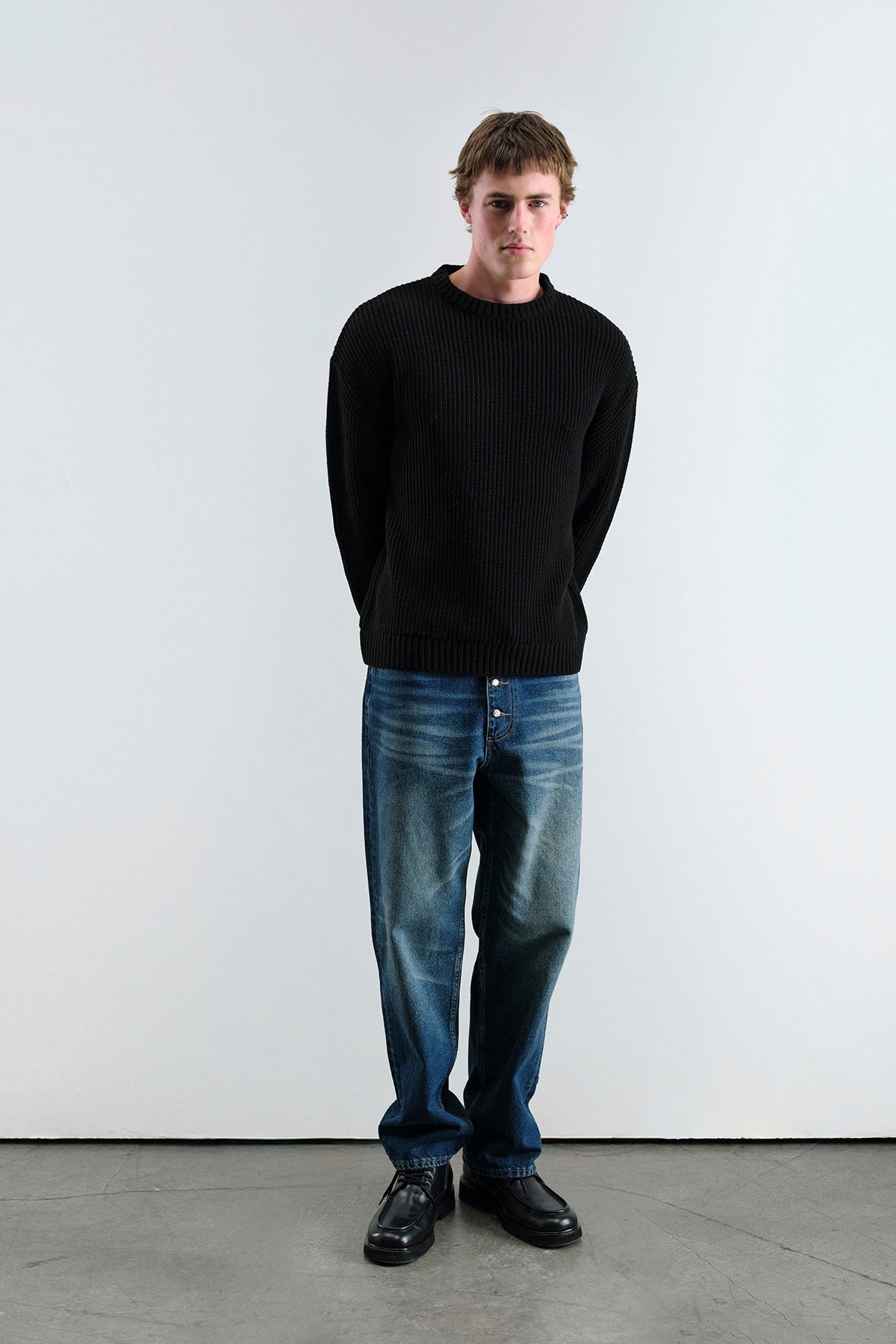 BOL KESİM DOKULU FİTİLLİ SİYAH TRİKO KAZAK