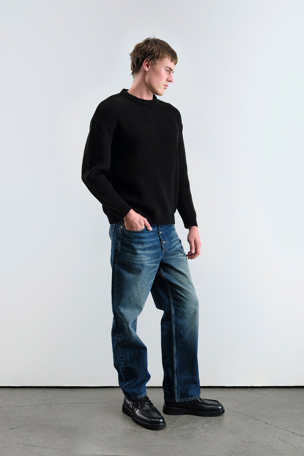 BOL KESİM DOKULU FİTİLLİ SİYAH TRİKO KAZAK