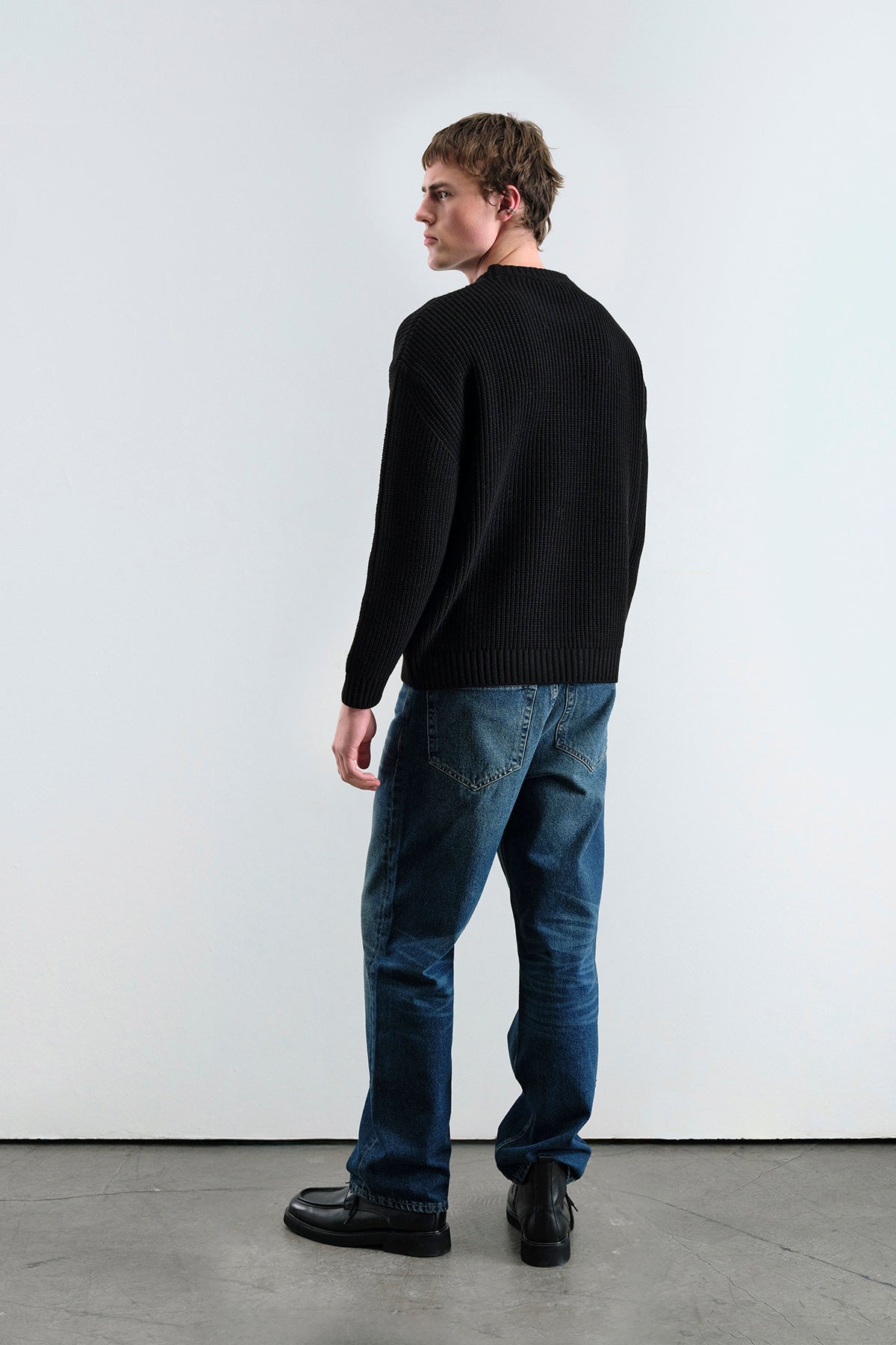 BOL KESİM DOKULU FİTİLLİ SİYAH TRİKO KAZAK