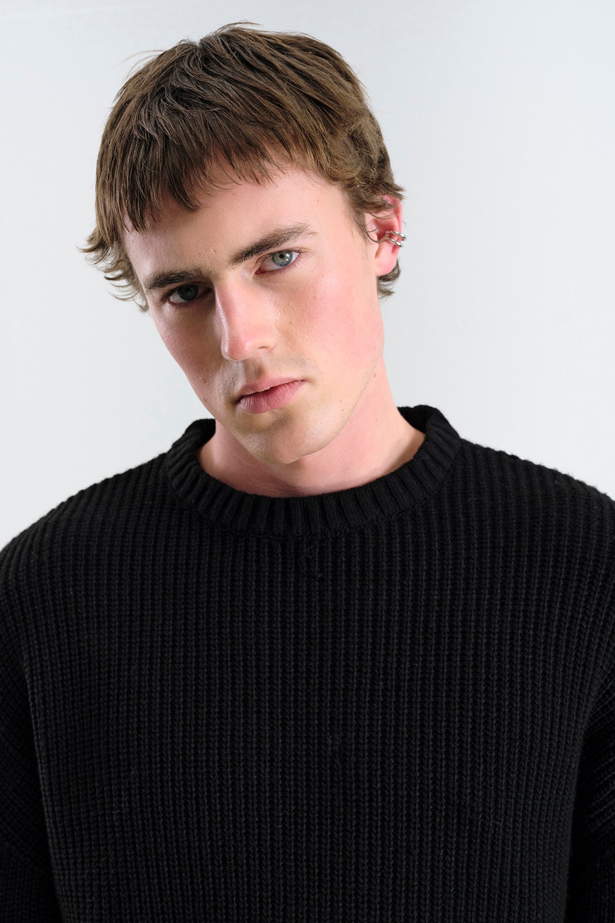 BOL KESİM DOKULU FİTİLLİ SİYAH TRİKO KAZAK