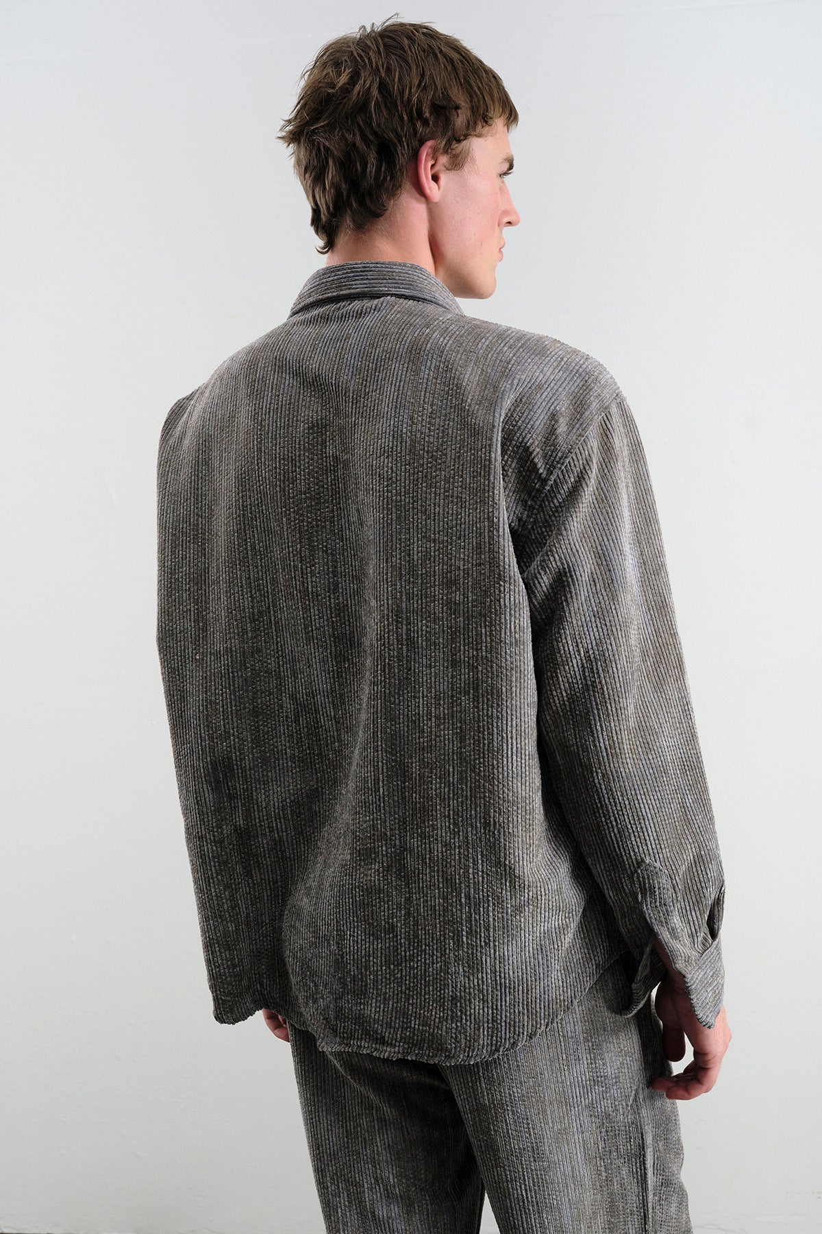 OVERSIZE EFEKTLİ KADİFE ANTRASİT GÖMLEK
