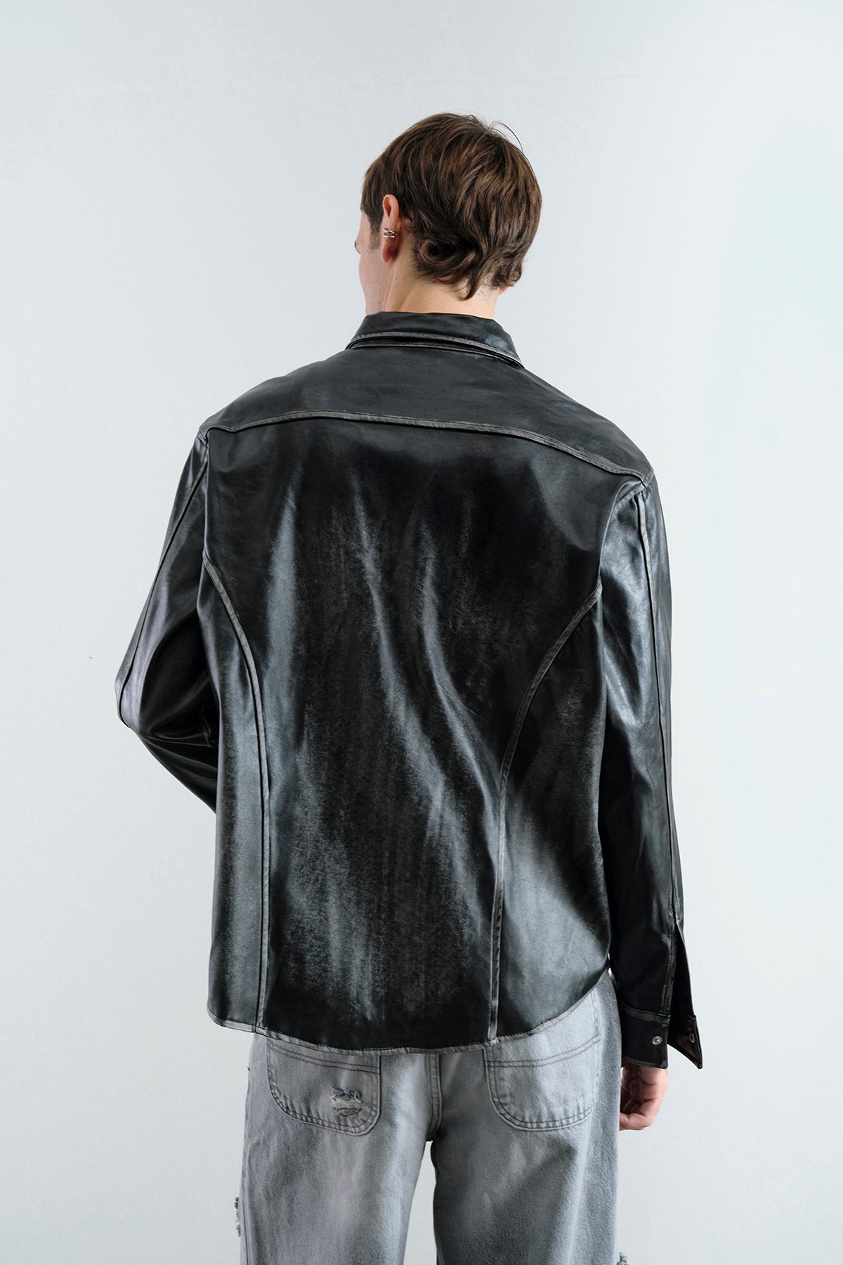 ESKİTME EFEKTLİ DERİ ANTRASİT GÖMLEK