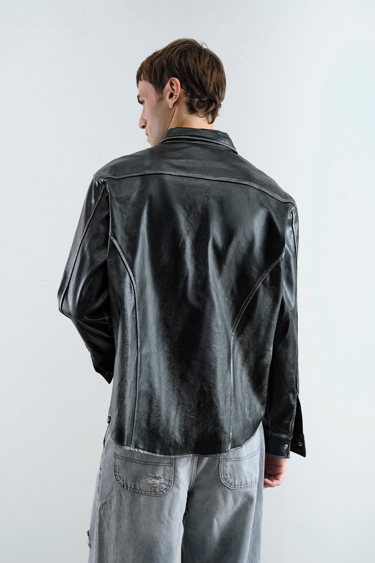 ESKİTME EFEKTLİ DERİ ANTRASİT GÖMLEK