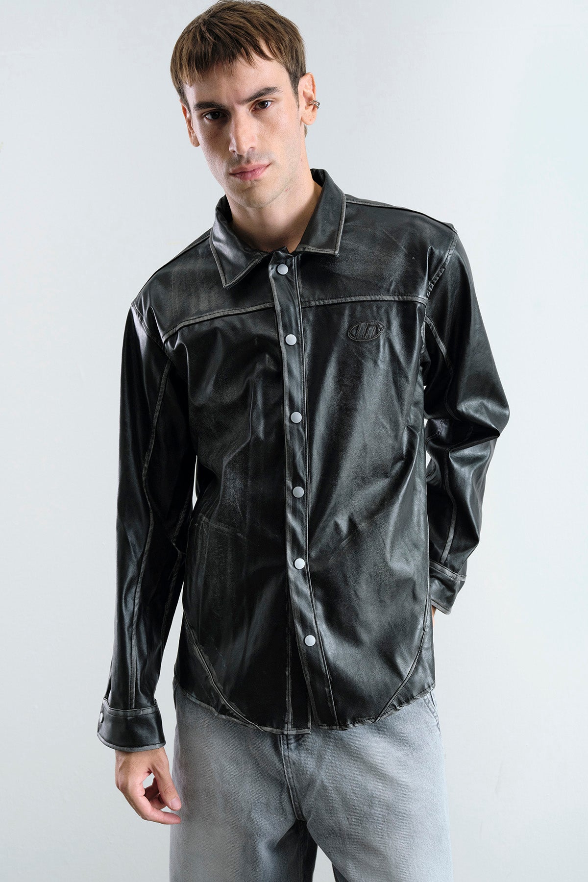 ESKİTME EFEKTLİ DERİ ANTRASİT GÖMLEK