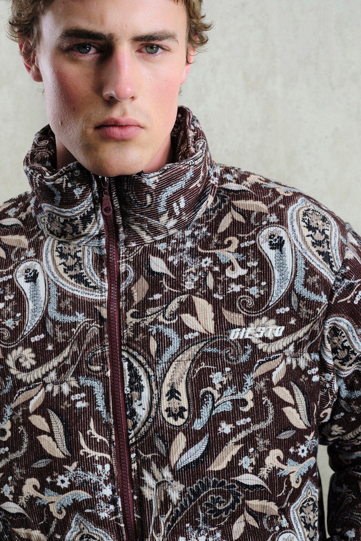 DESENLİ KADİFE ŞİŞME BORDO MONT