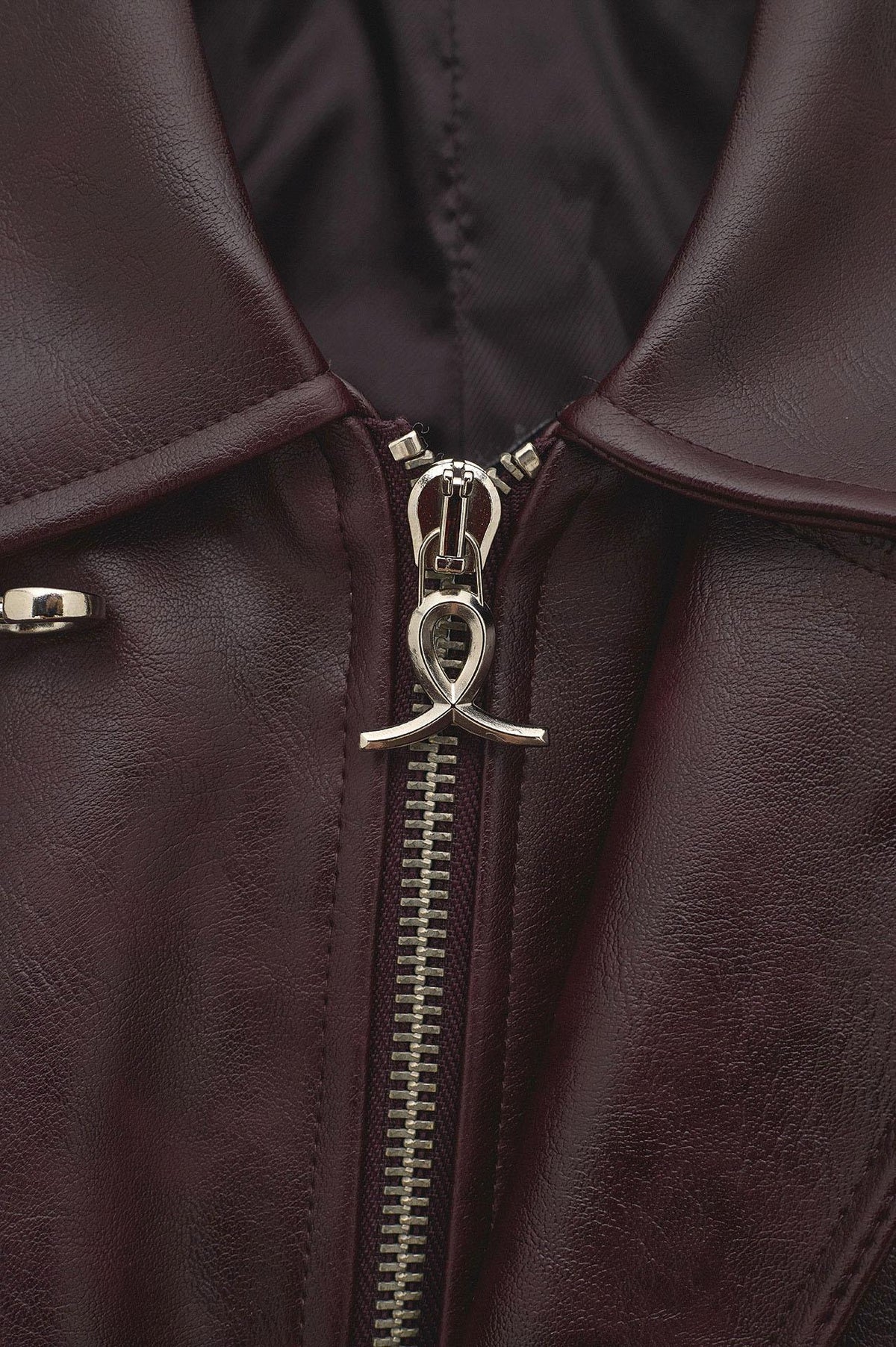CROP FIT AKSEUSARLI BORDO DERİ CEKET - 3