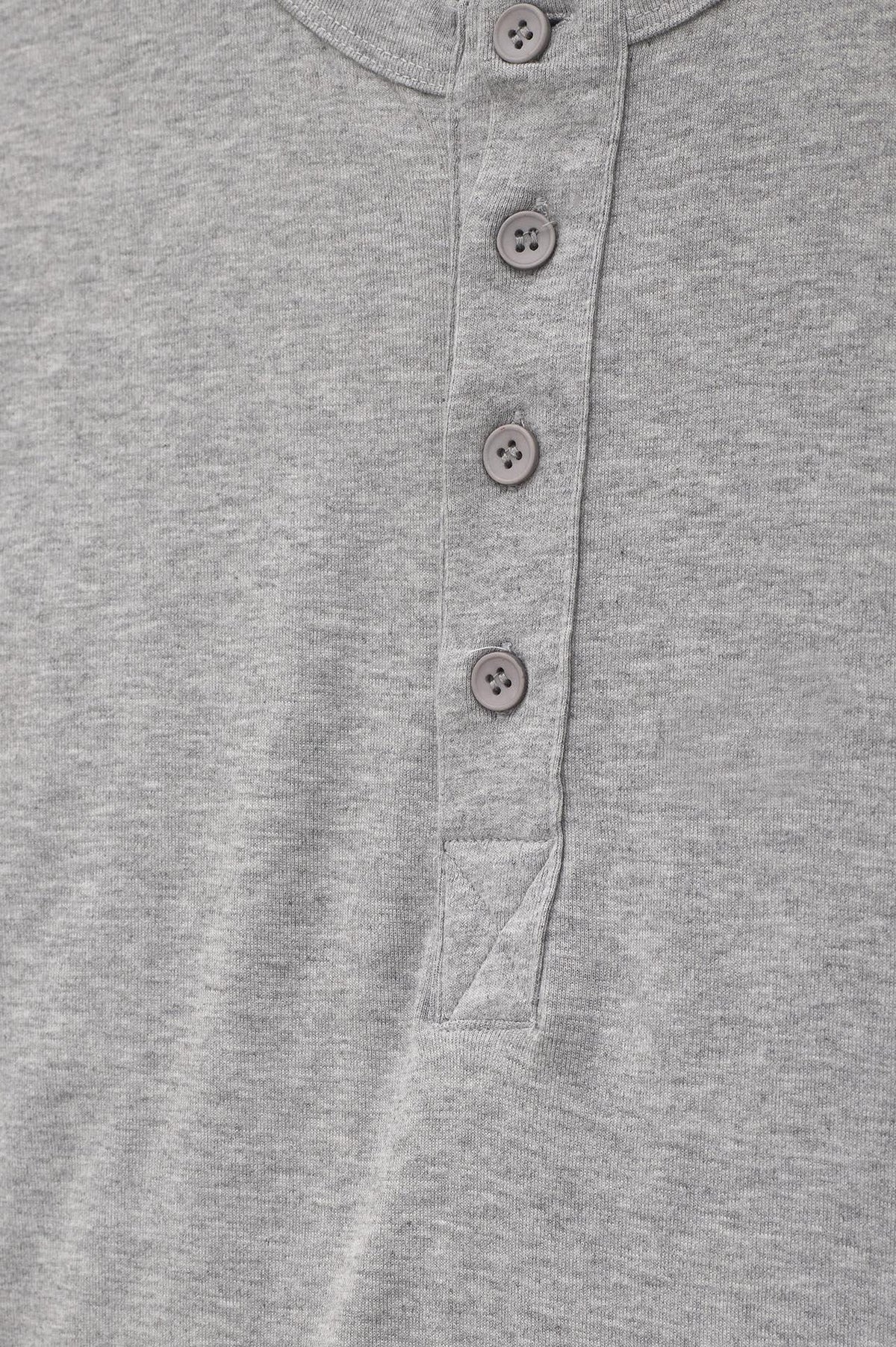 DAR KESİM DÜĞMELİ YAKA UZUN KOL GRİ T-SHIRT - 4