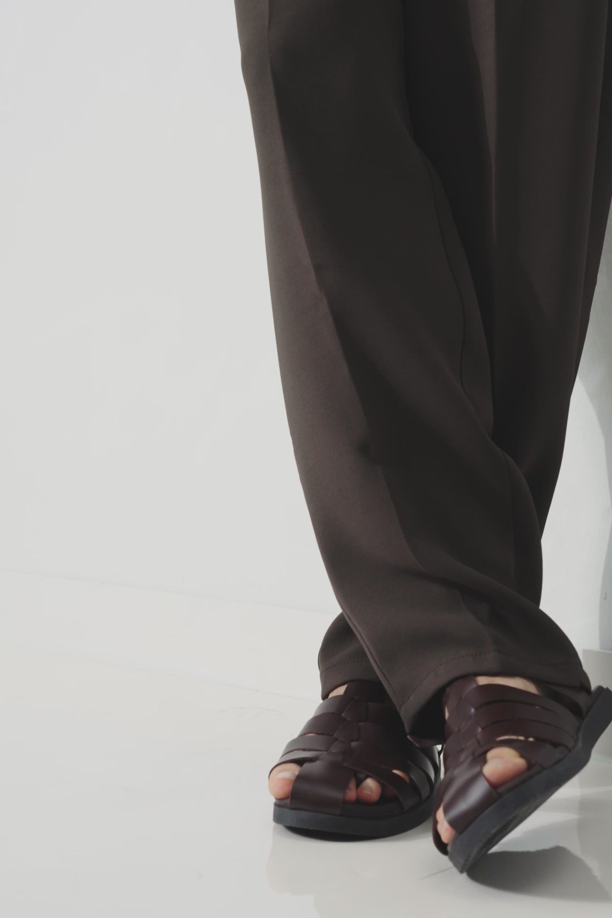 TEXTURED BROWN PLEATED TROUSERS