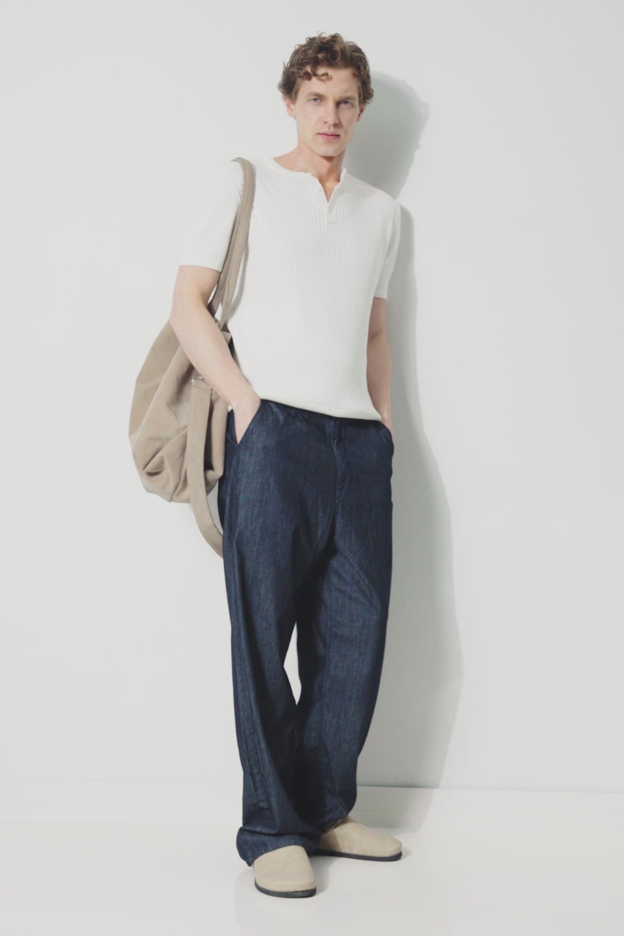 TEXTURED BIKE COLLAR WHITE KNIT T-SHIRT