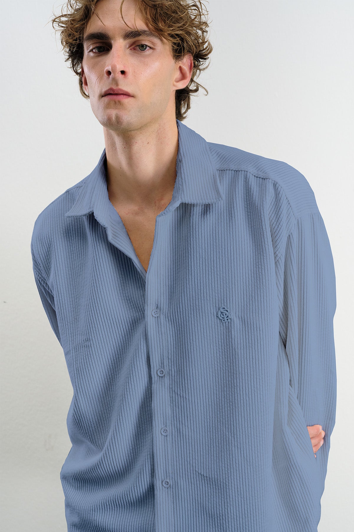 OVERSIZE DÖKÜMLÜ KADİFE MAVİ GÖMLEK
