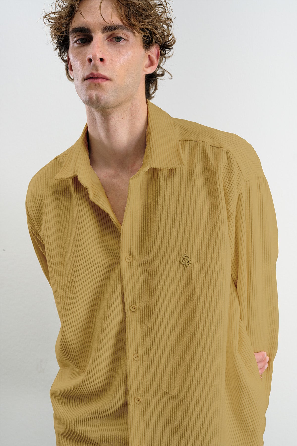 OVERSIZE DÖKÜMLÜ KADİFE SARI GÖMLEK · 2